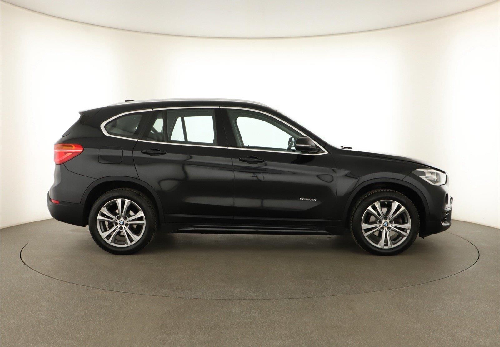 BMW X1, sDrive18i, ČR,1.maj - fotka 6