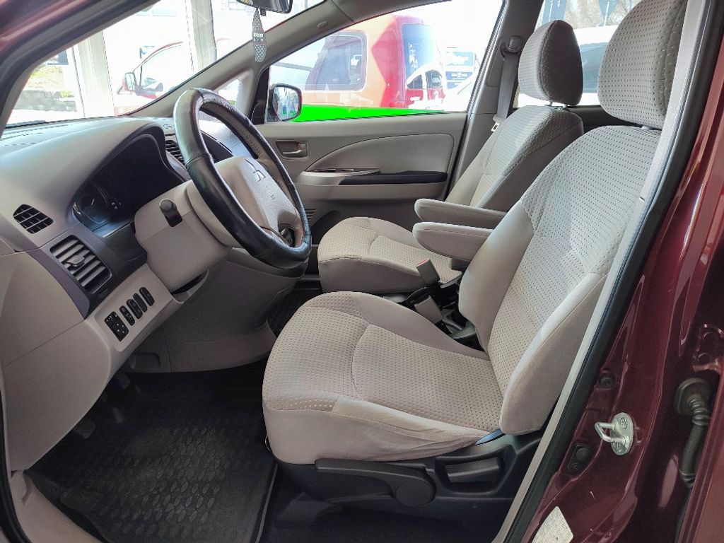 Mitsubishi Grandis, 2.4i 121kw 7MÍST - fotka 5