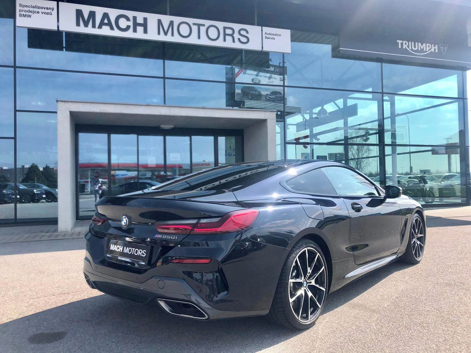 BMW Řada 8, M850i xDrive Coupé 08/2025 - fotka 2
