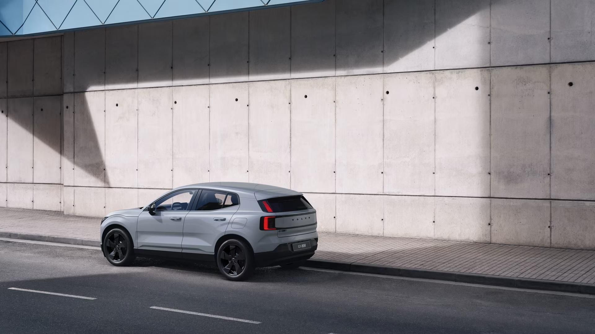 Volvo EX30, BLACK EDITION P5 ELECTRIC PLUS - fotka 2