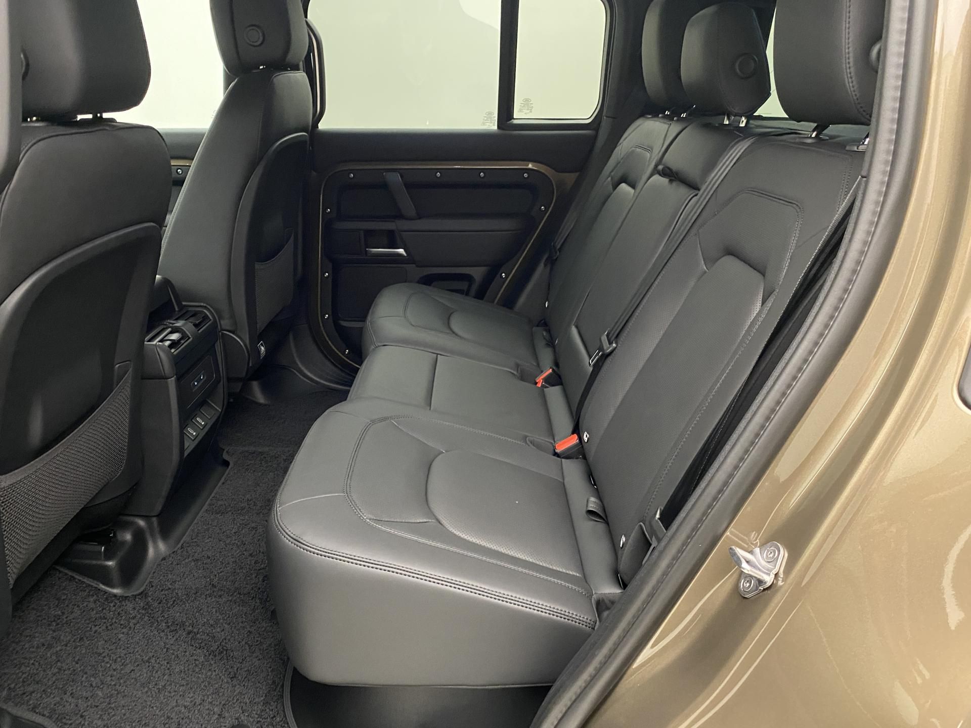 Land Rover Defender, 110 D350 X-Dynamic HSE - fotka 6