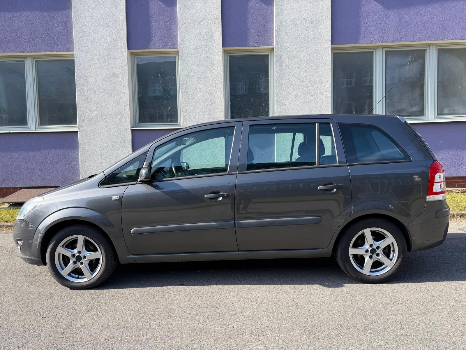Opel Zafira, 1,6 16V 7- místný + pneu - fotka 2