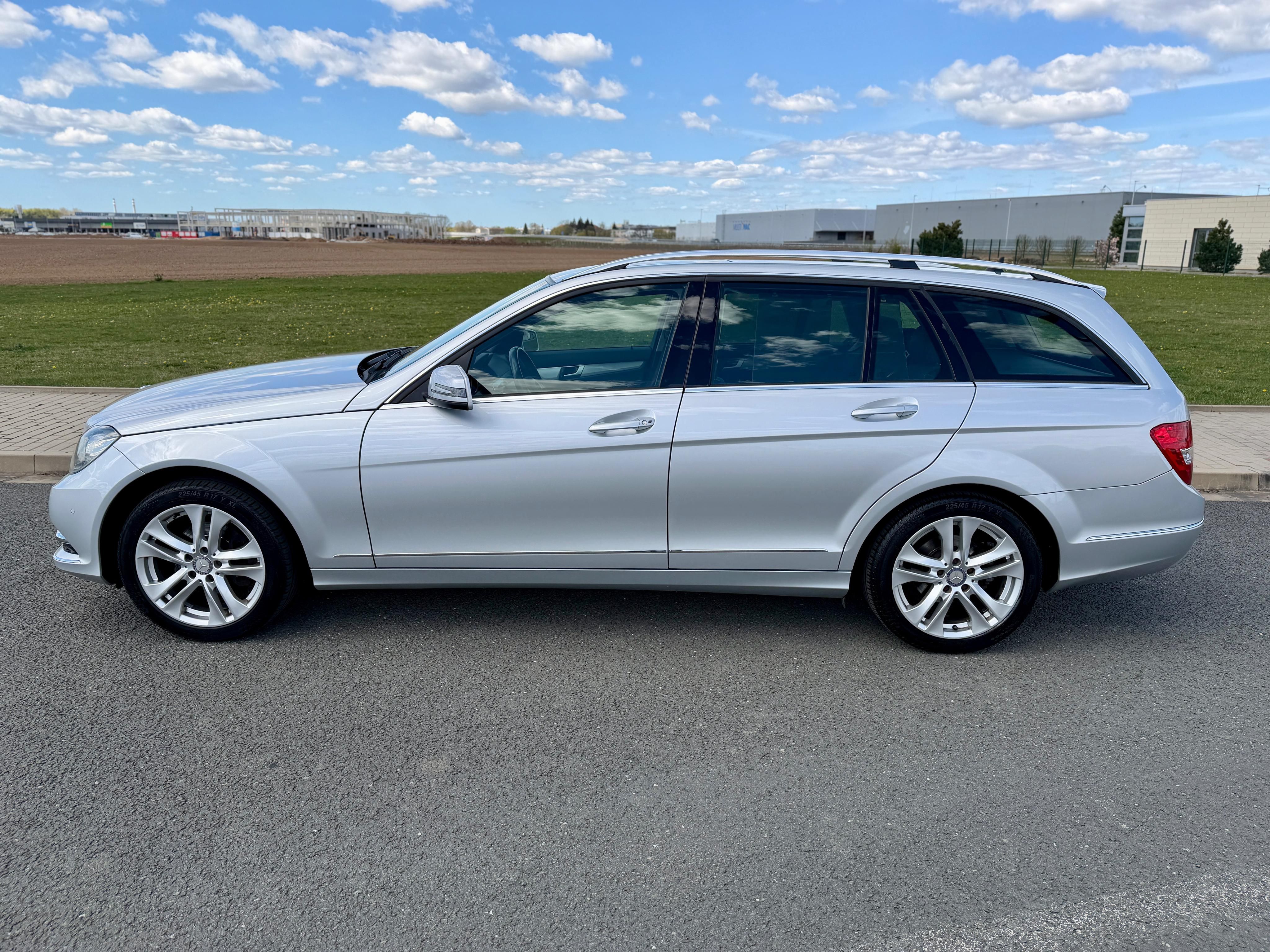 Mercedes-Benz Třídy C, 180 CGI 7G NAVIGACE SERVISKA - fotka 2