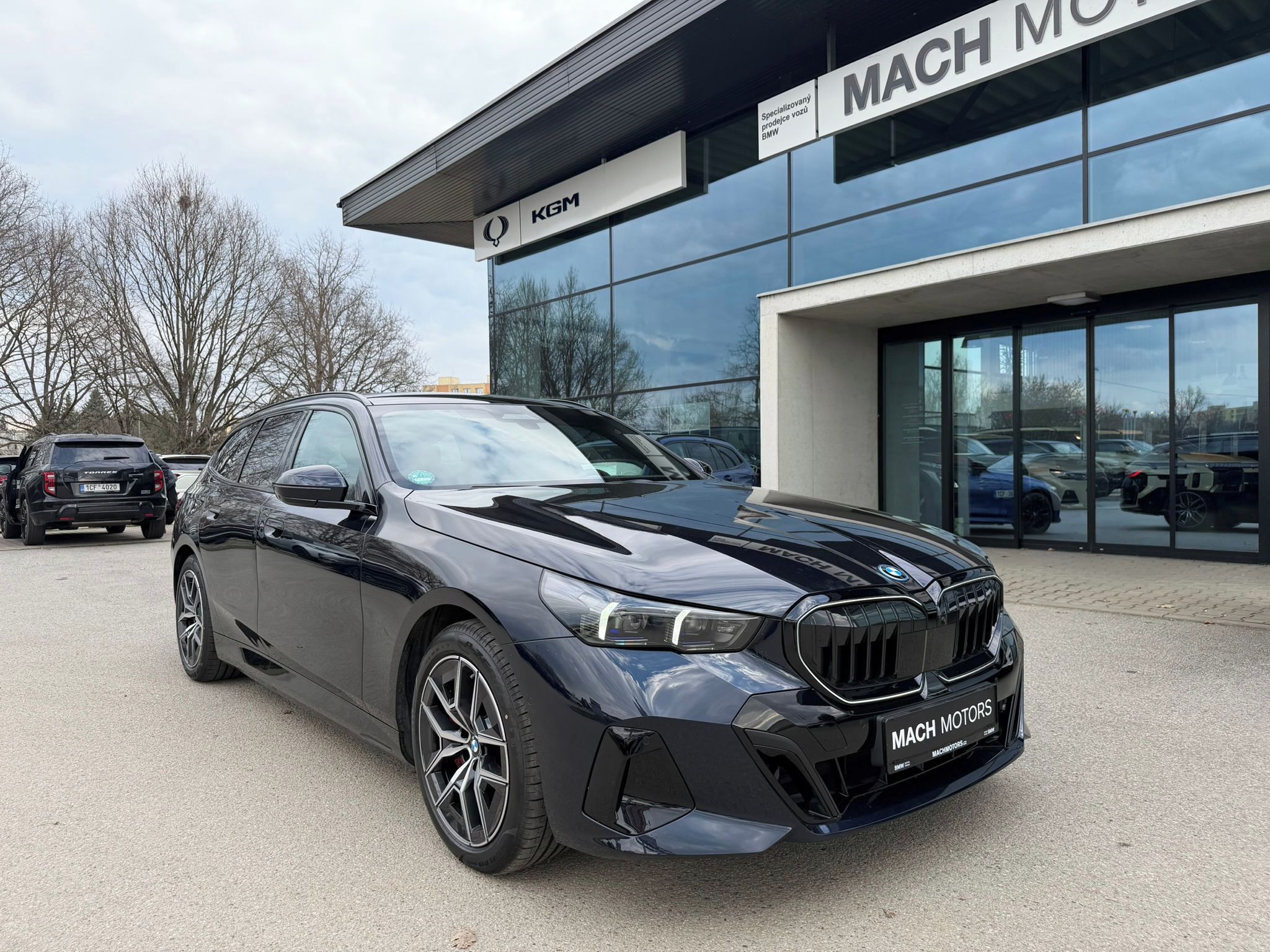 BMW Řada 5, 550e xDrive Touring 08/2025 - fotka 6