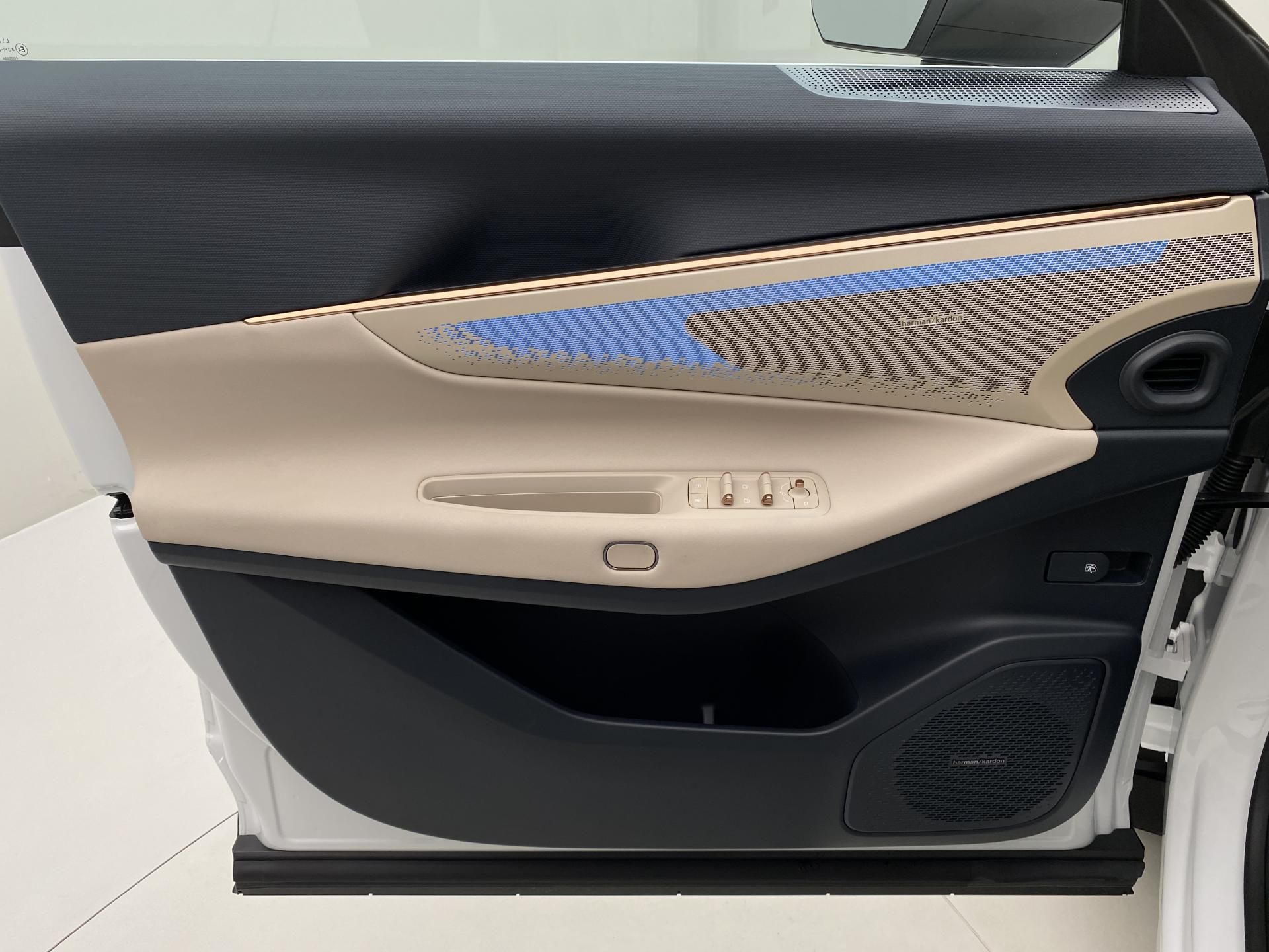 Lynk & Co 08, MORE PHEV - fotka 6