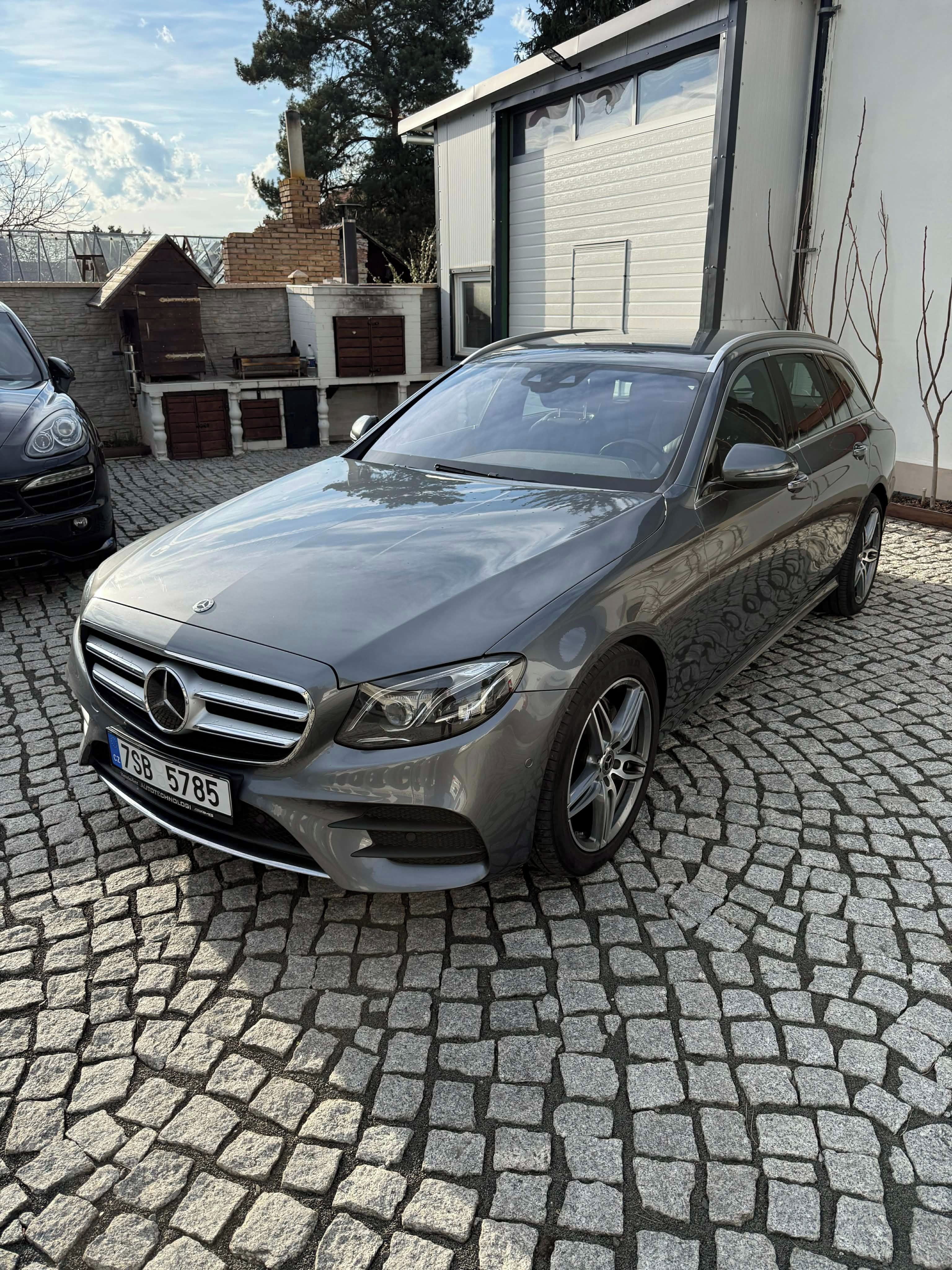 Mercedes-Benz Třídy E, 220d AMG Line - fotka 2