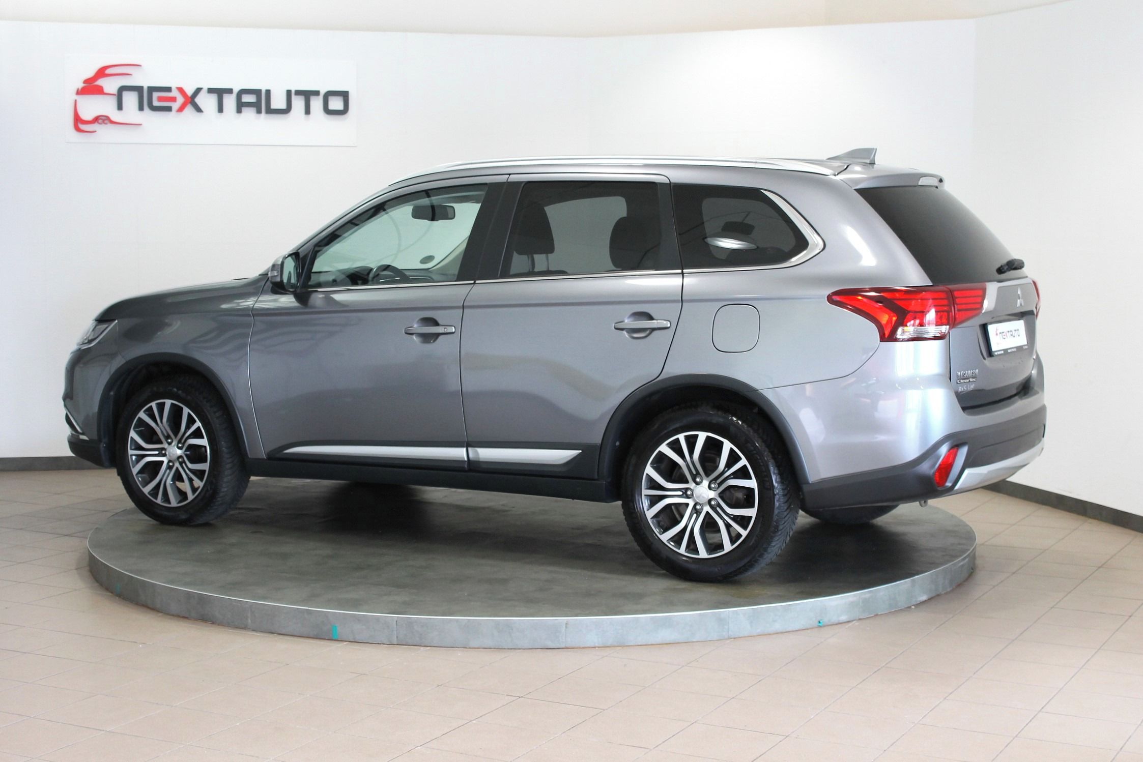 Mitsubishi Outlander, 2.0 ClearTec 110kW EDITION 100 - fotka 3