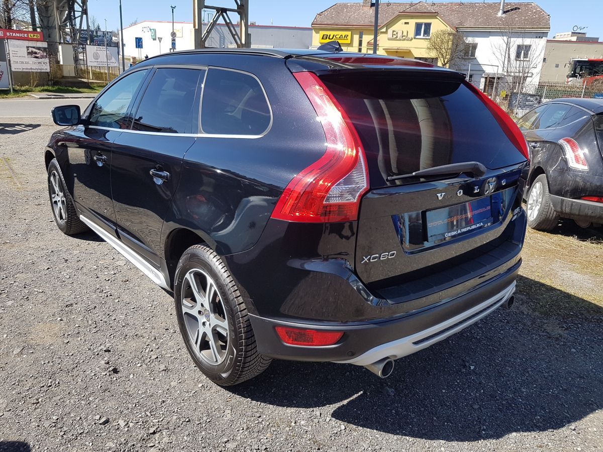 Volvo XC60, 2.4 AWD 151KW D5 R-DESIGN - fotka 4