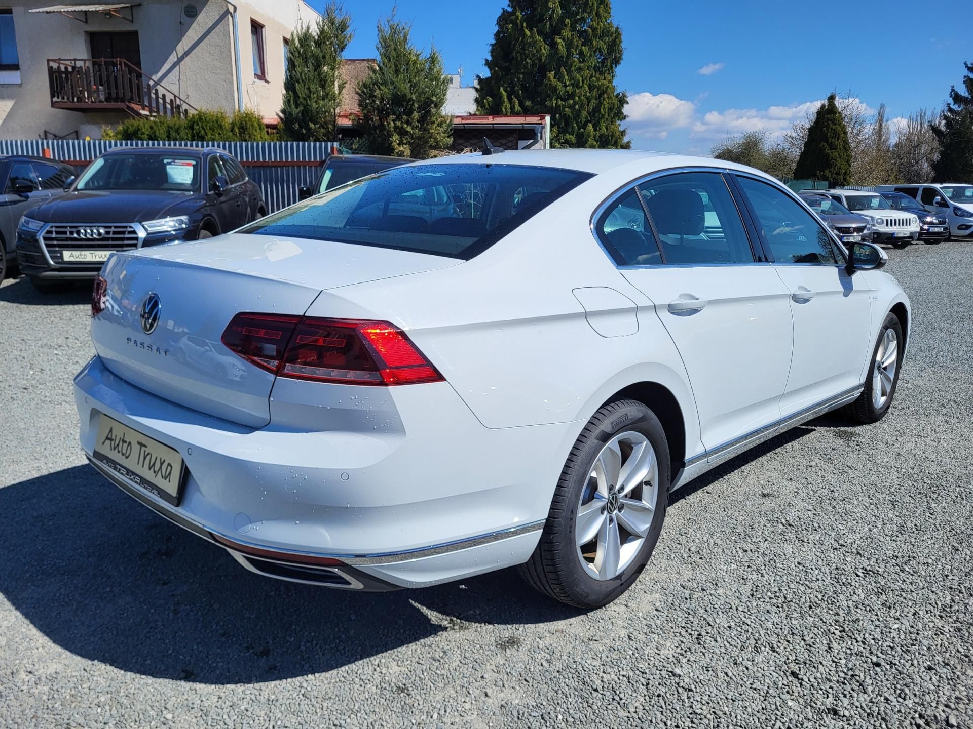 Volkswagen Passat, SEDAN 2.0 TDi ELEGANCE *ČR - fotka 4