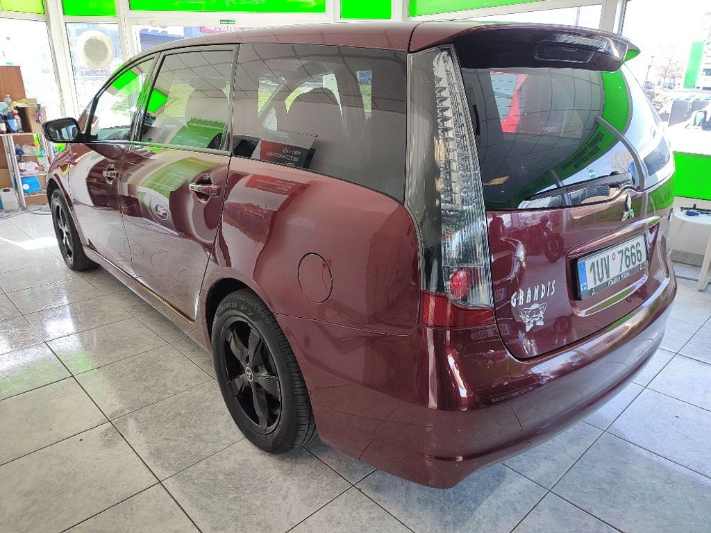 Mitsubishi Grandis, 2.4i 121kw 7MÍST - fotka 3