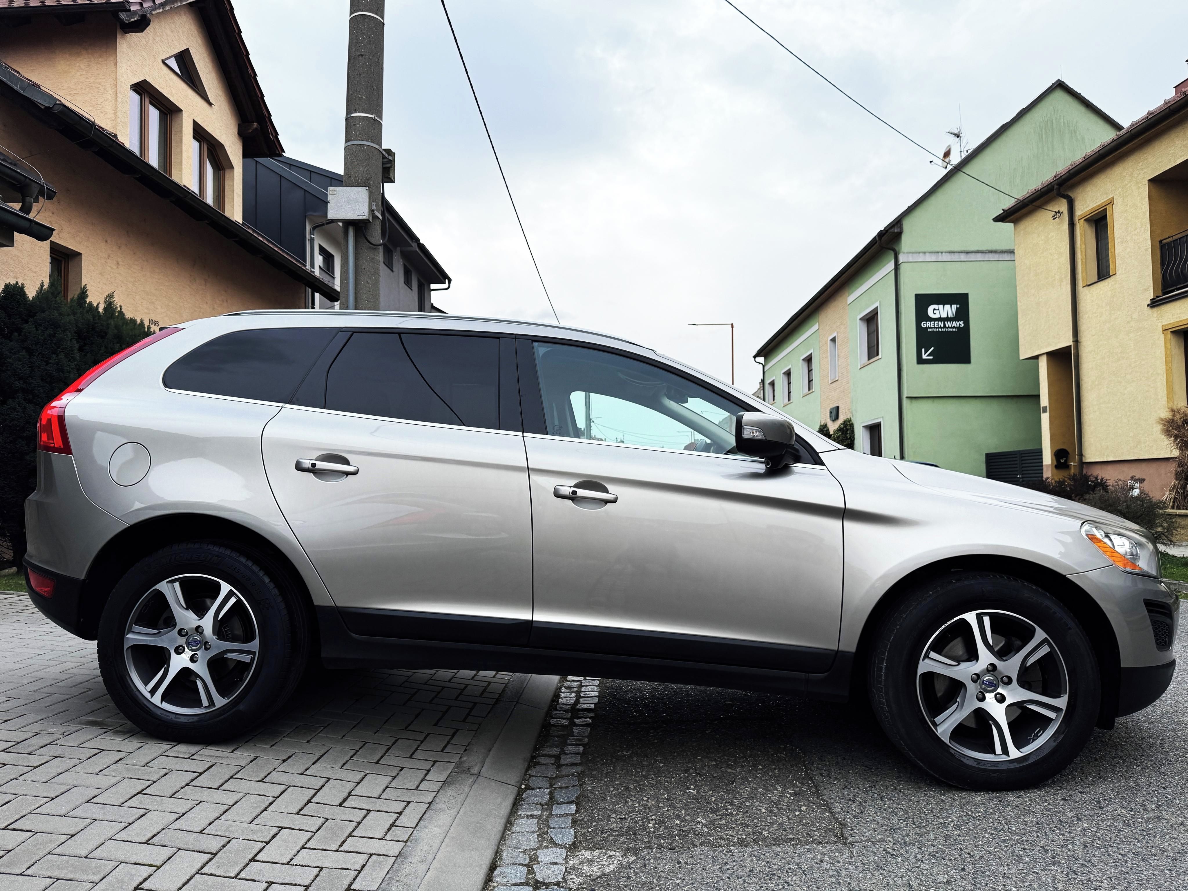 Volvo XC60, VOLVO XC60 2.4D5 4x4,NAVI,KŮŽE - fotka 3