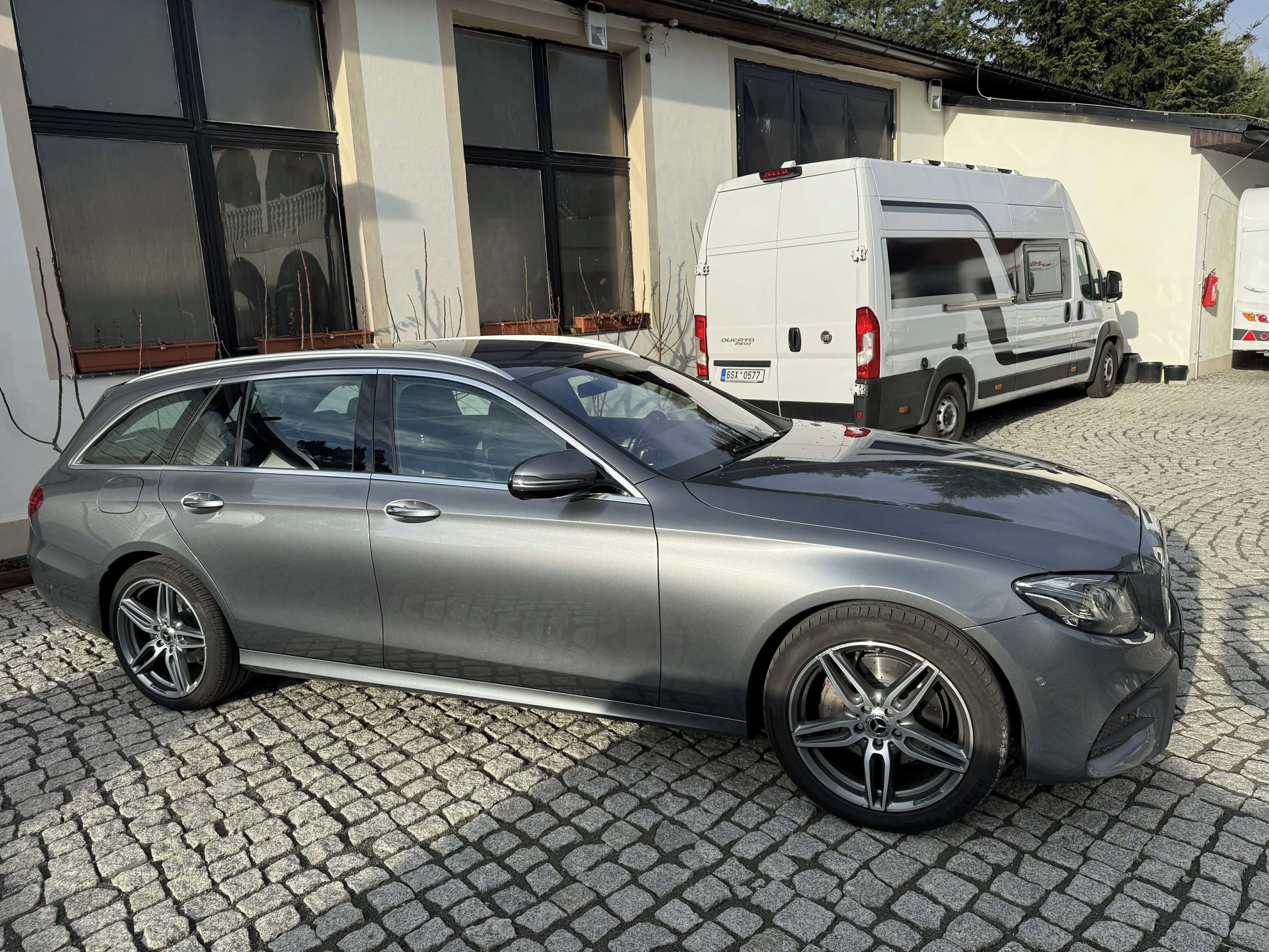Mercedes-Benz Třídy E, 220d AMG Line - fotka 3