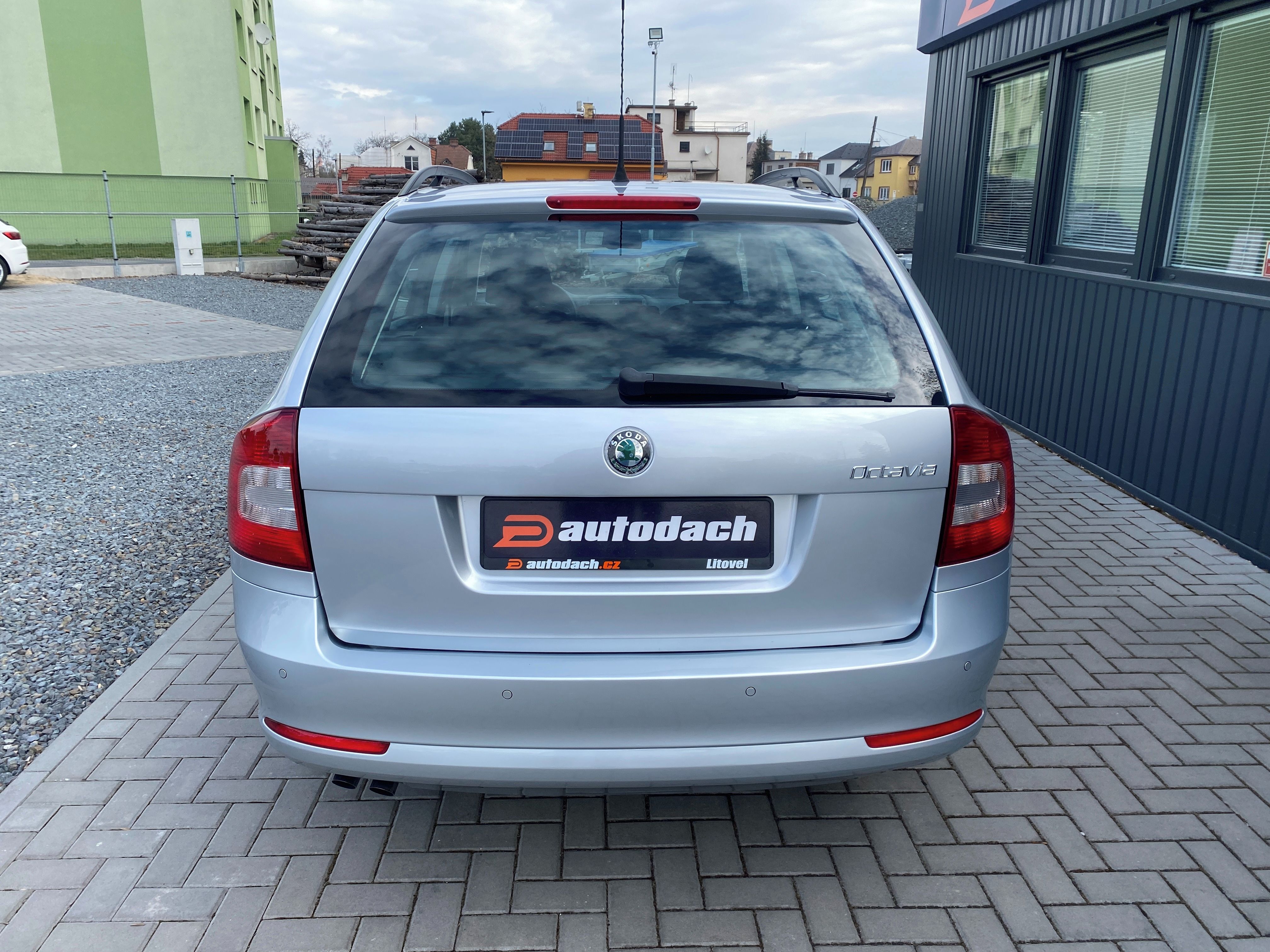 Škoda Octavia, 1.4 TSI 90kW -ELEGANCE-PDC-ALU - fotka 4