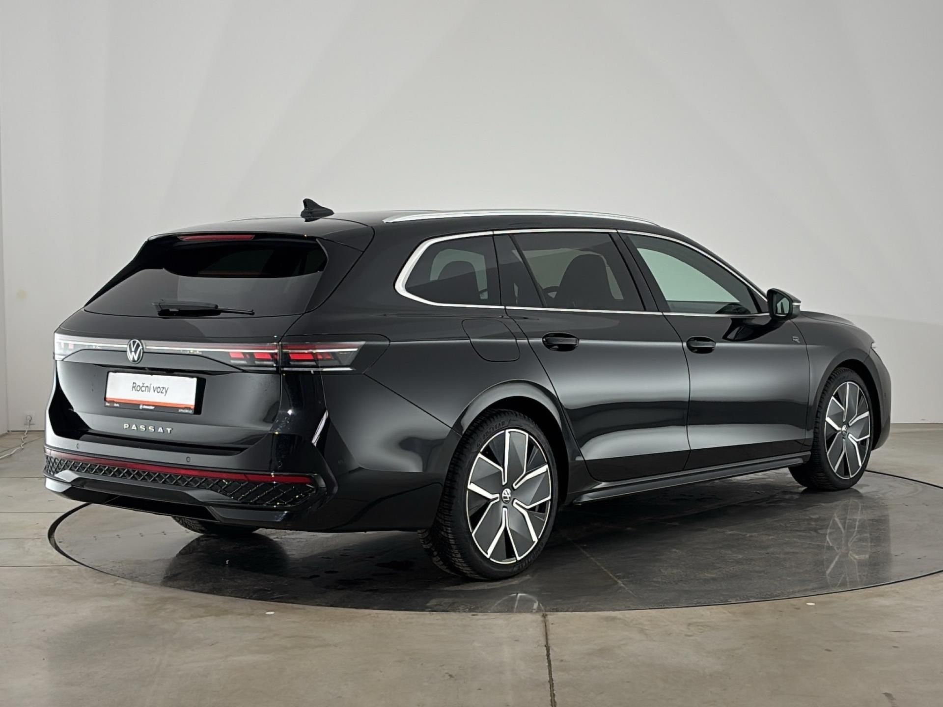 Volkswagen Passat, 2.0 TDI DSG / 110 kW R-Line Pe - fotka 2