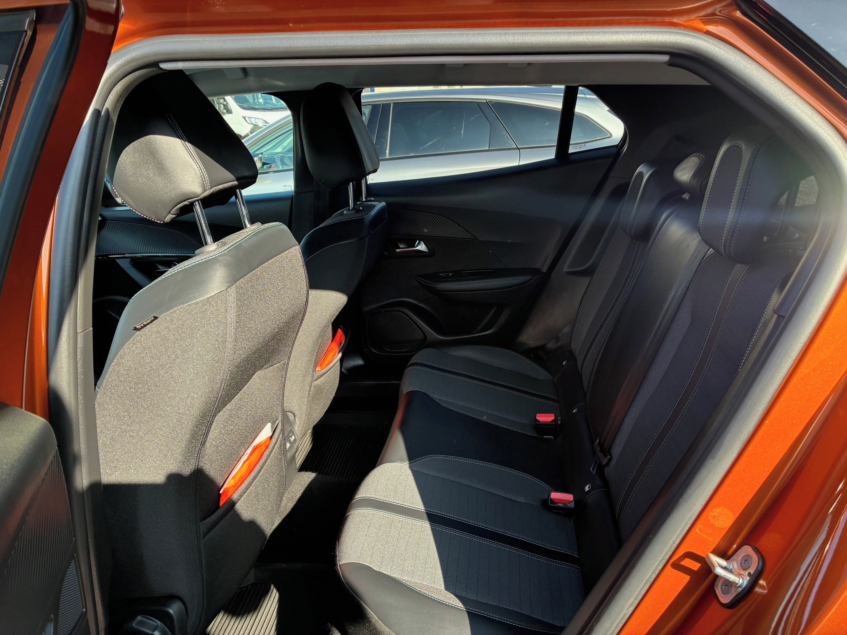 Peugeot 2008, Allure 1,2 Pure Tech 130k EAT - fotka 5
