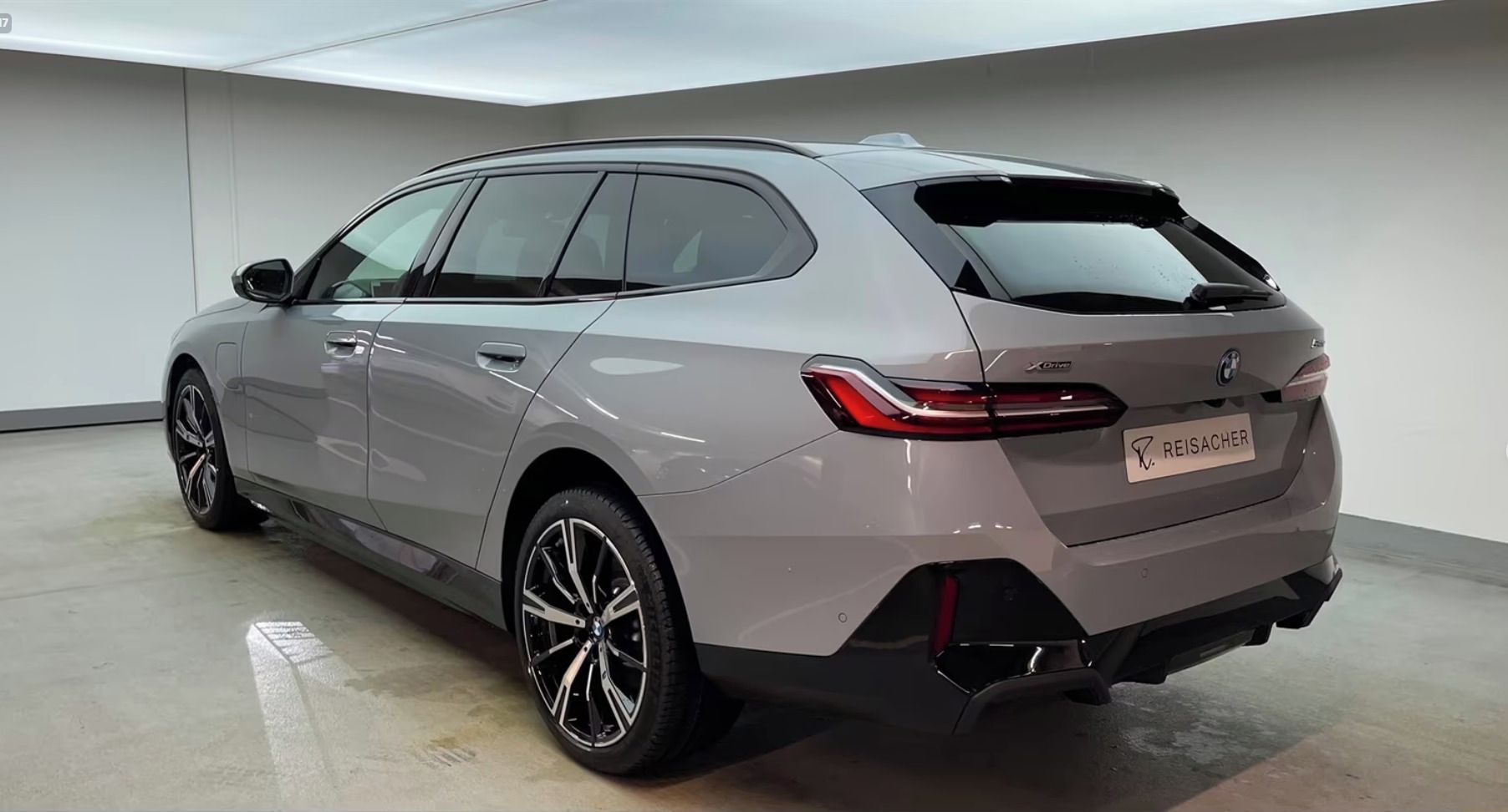 BMW Řada 5, 550e A xDrive Tou M-Sport,Pano - fotka 2