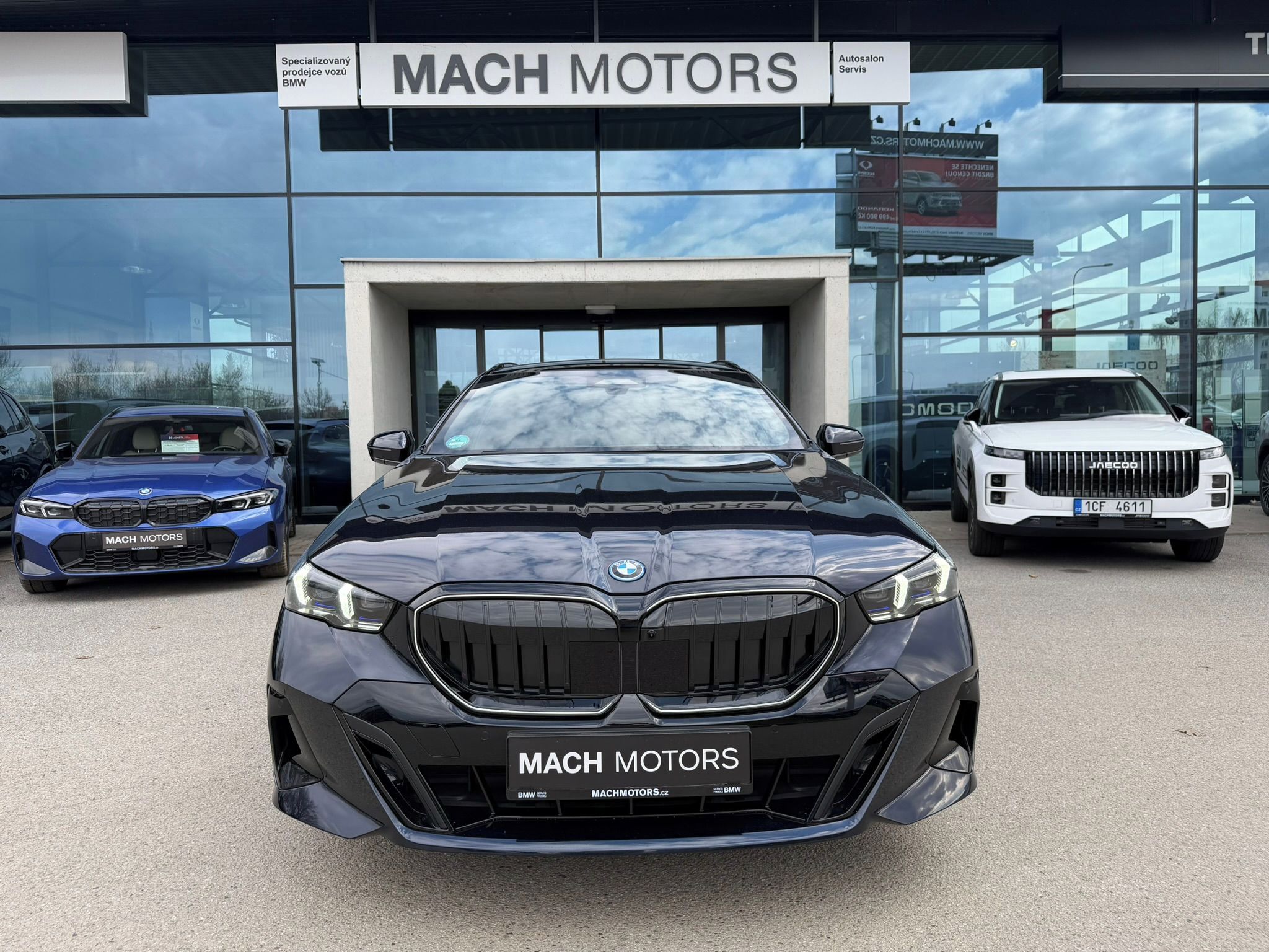 BMW Řada 5, 550e xDrive Touring 08/2025 - fotka 3