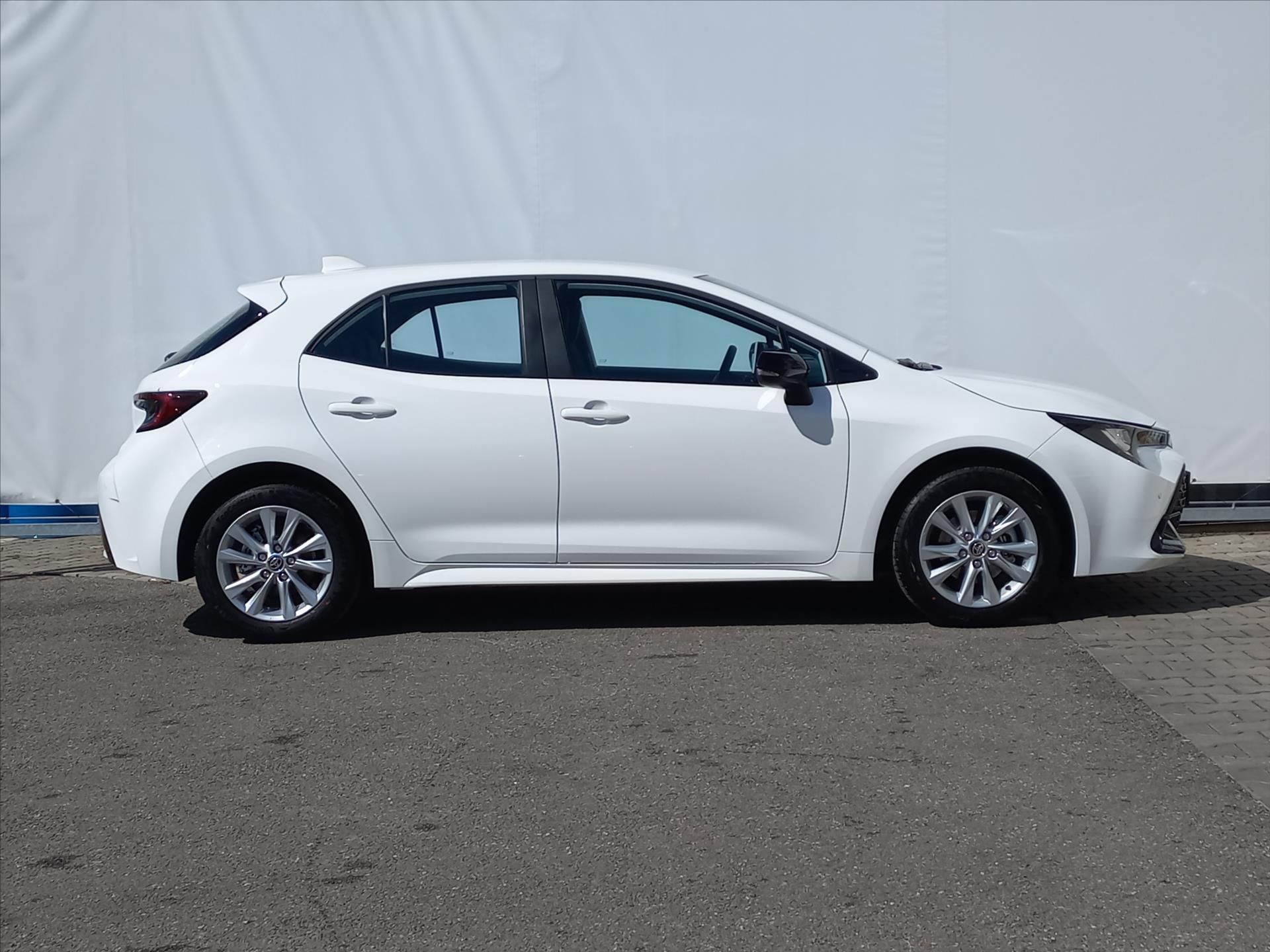 Toyota Corolla, 1,8 Hybrid e-CVT 140k  HB Comf - fotka 2