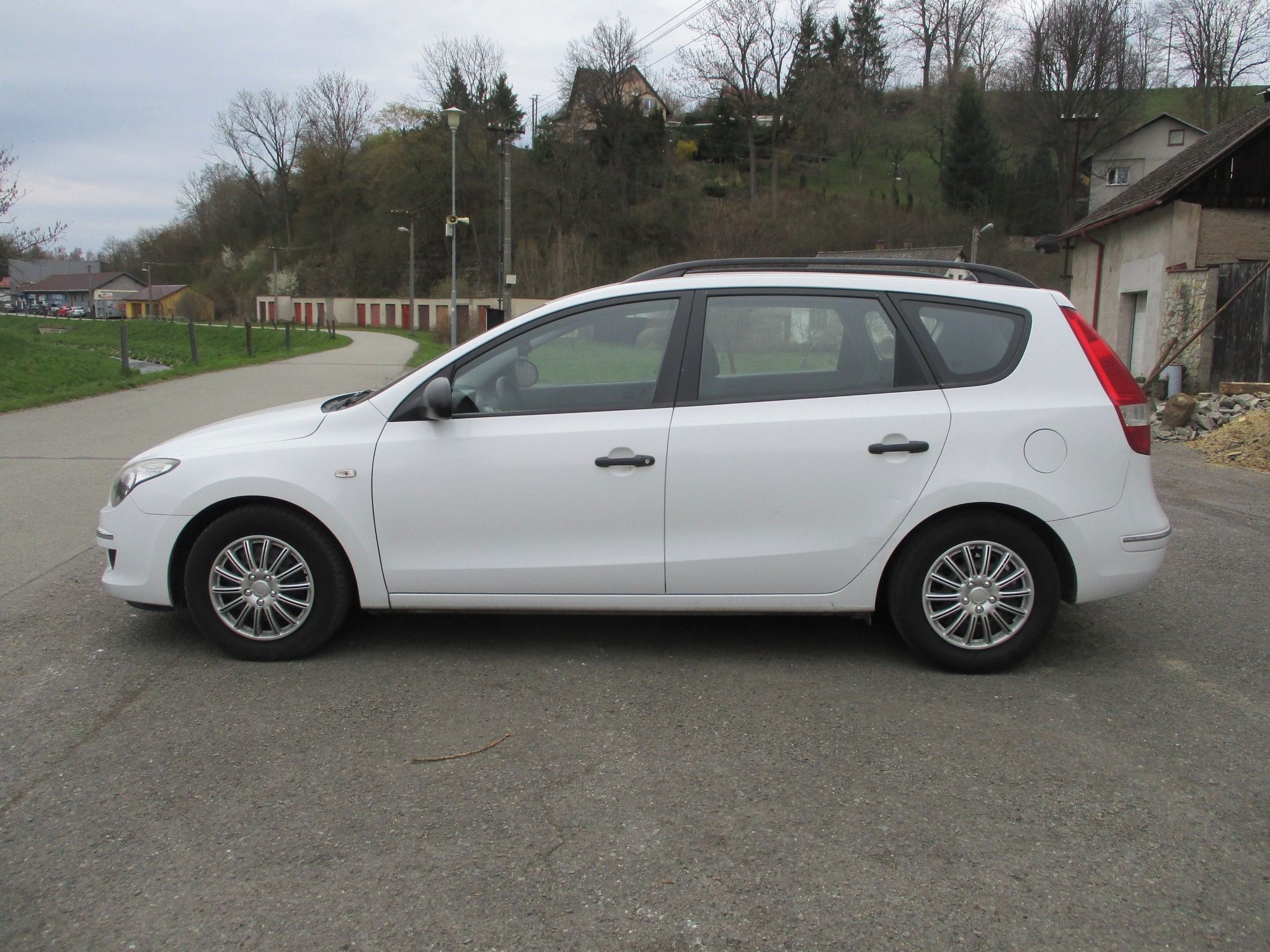 Hyundai i30, 1.4 i - nové STK - fotka 2