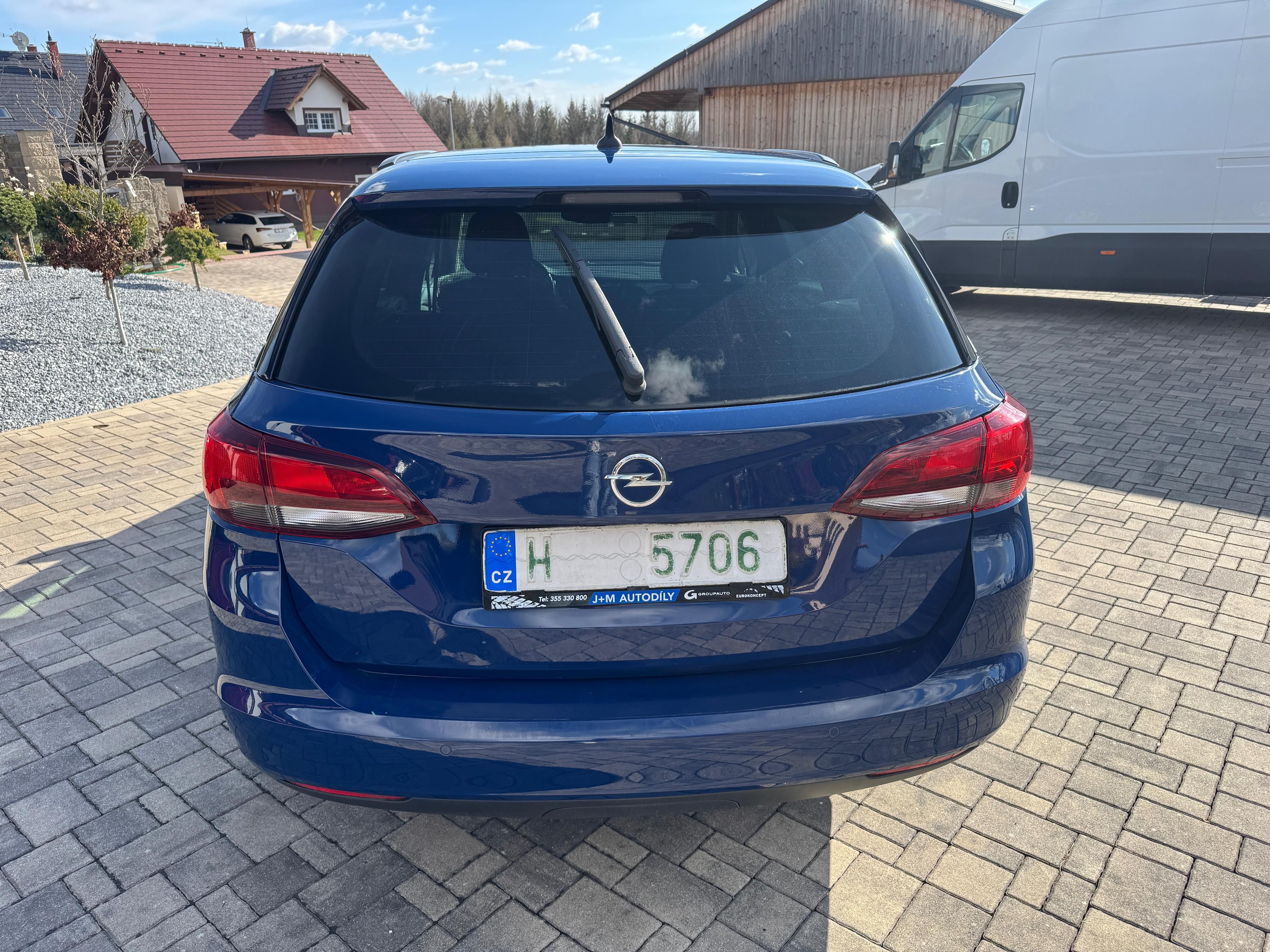 Opel Astra, 1,6 CDTi 81kW - fotka 4