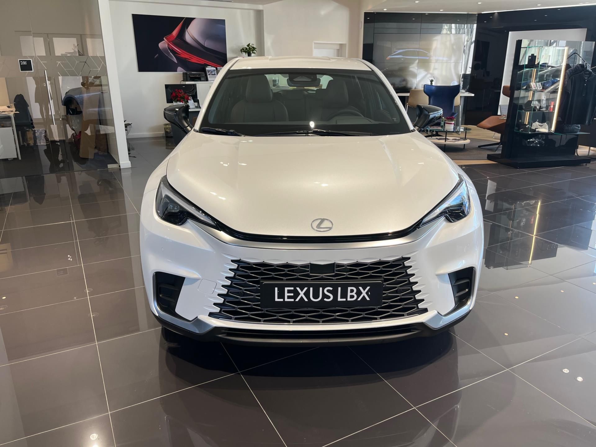 Lexus LBX, Elegant Tech Black - fotka 2