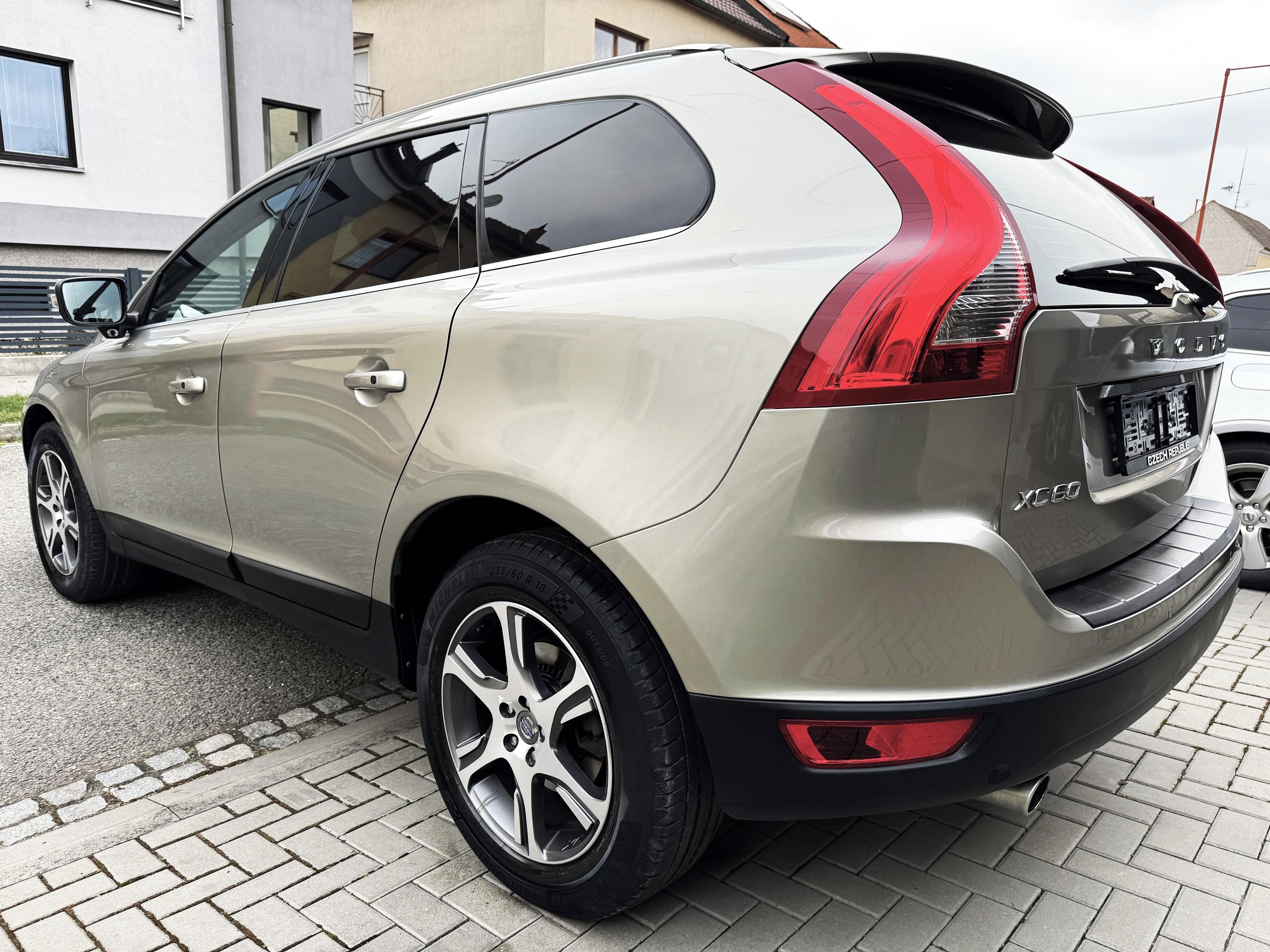 Volvo XC60, VOLVO XC60 2.4D5 4x4,NAVI,KŮŽE - fotka 6