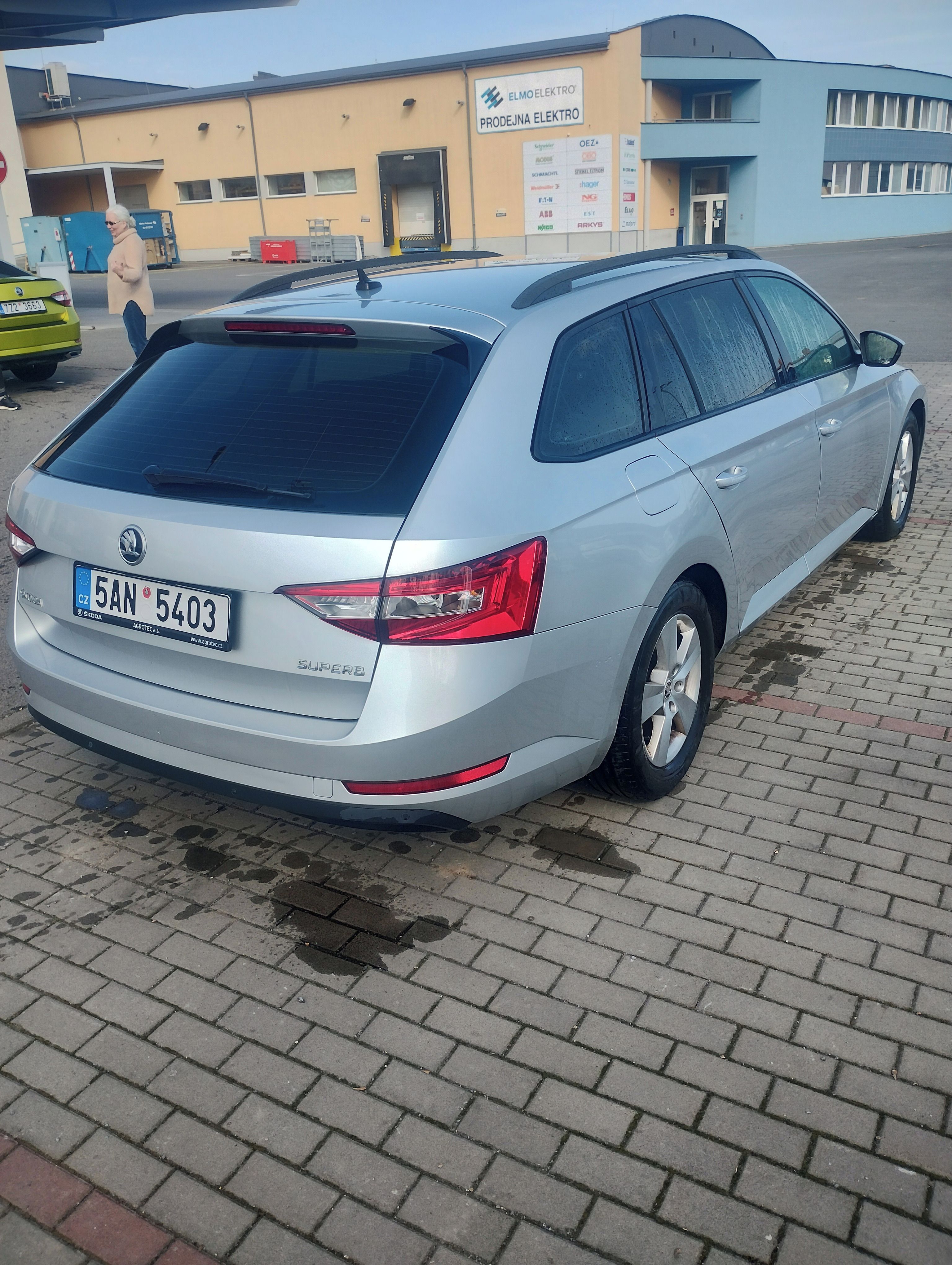 Škoda Superb, Soukromý prodejce - fotka 2
