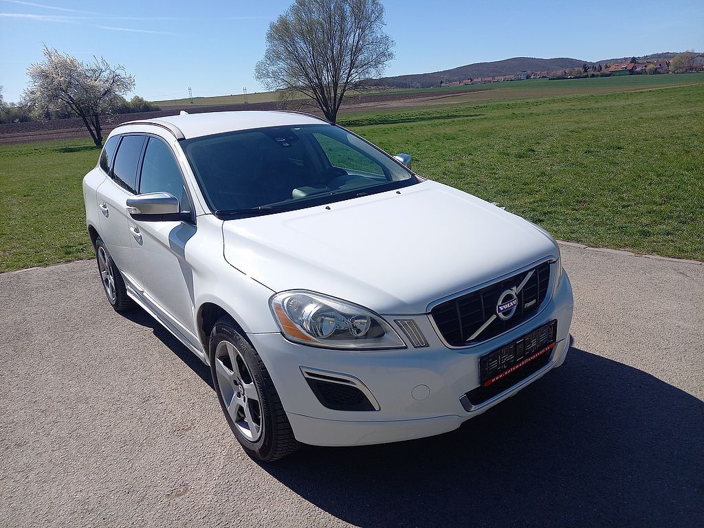 Volvo XC60, 2.4D5 151kw+R-Design+ROZVODY!! - fotka 2