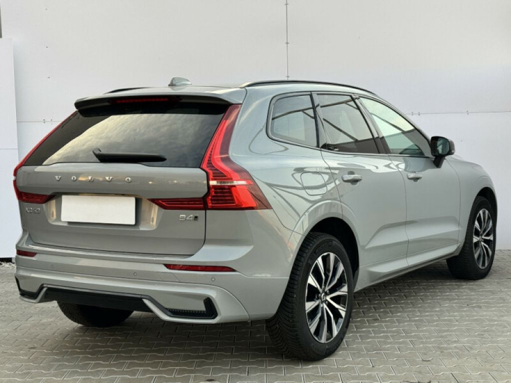 Volvo XC60, PLUS DARK B4 AWD 145kW - fotka 5