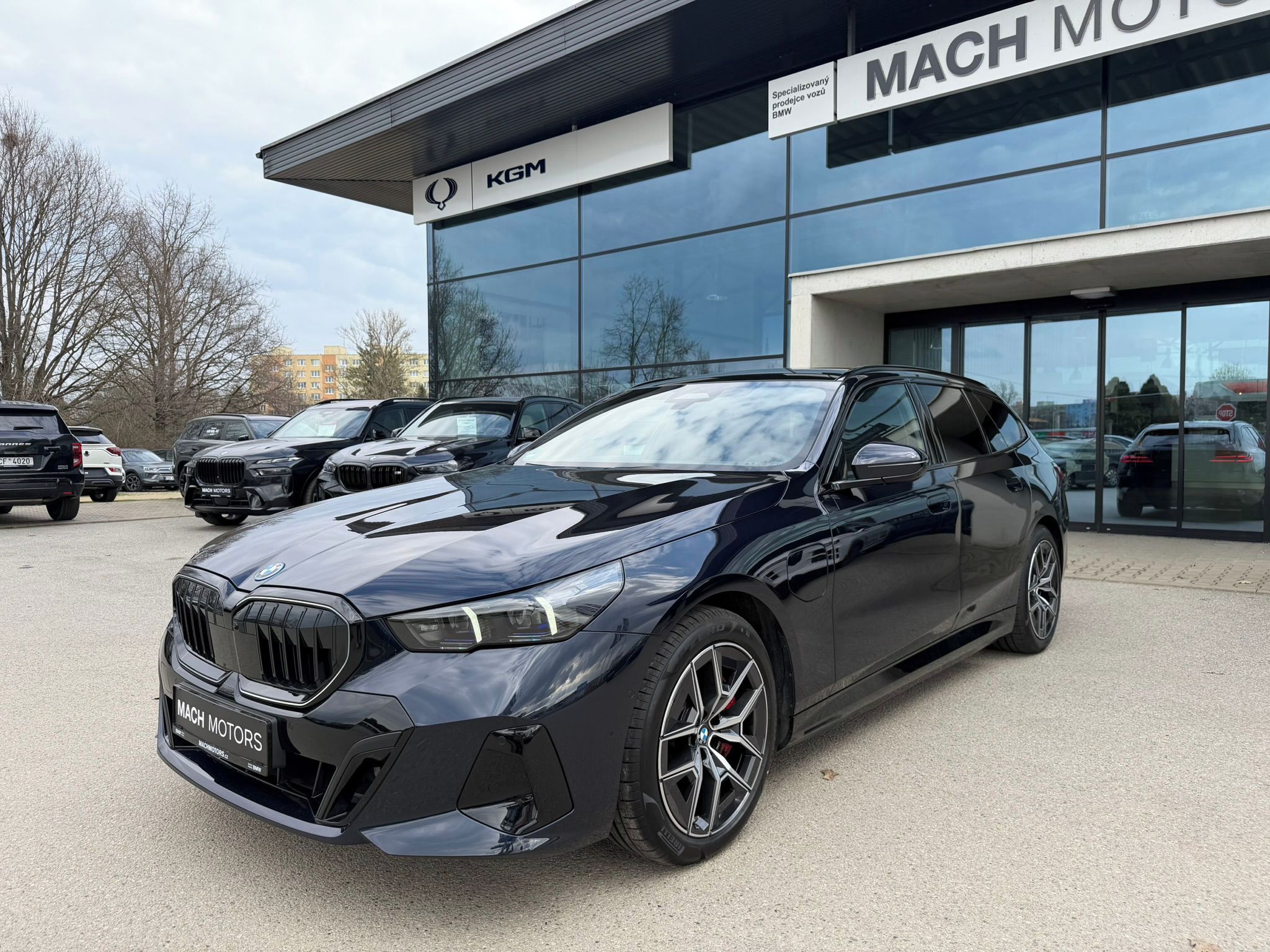 BMW Řada 5, 550e xDrive Touring 08/2025 - fotka 4