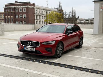 D4 FWD R-DESIGN POLESTAR