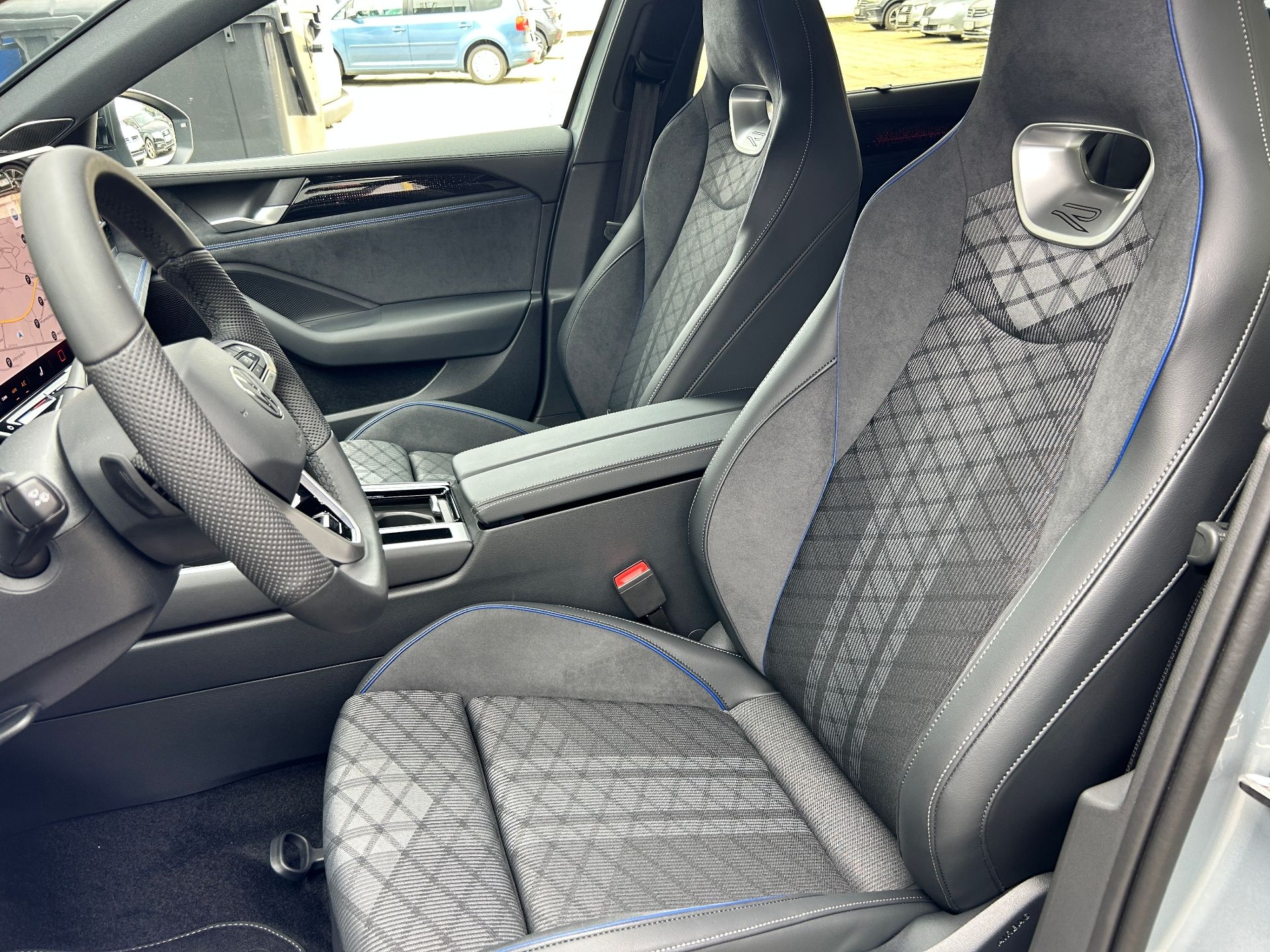Volkswagen Passat, R-Line 2,0 TDI 110 kW 150PS DS - fotka 6