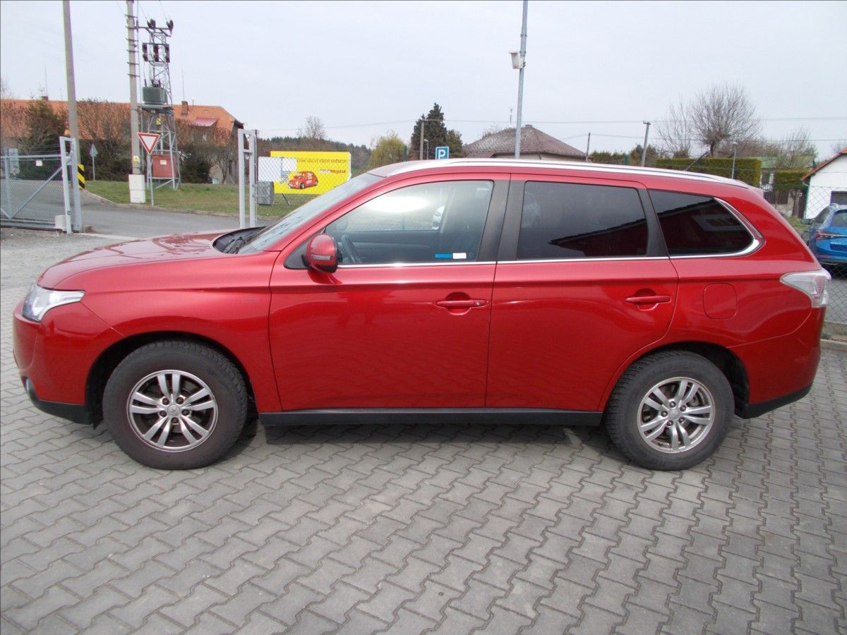 Mitsubishi Outlander, 2,0 16V 1.MAJITEL ČR 68500 KM - fotka 5