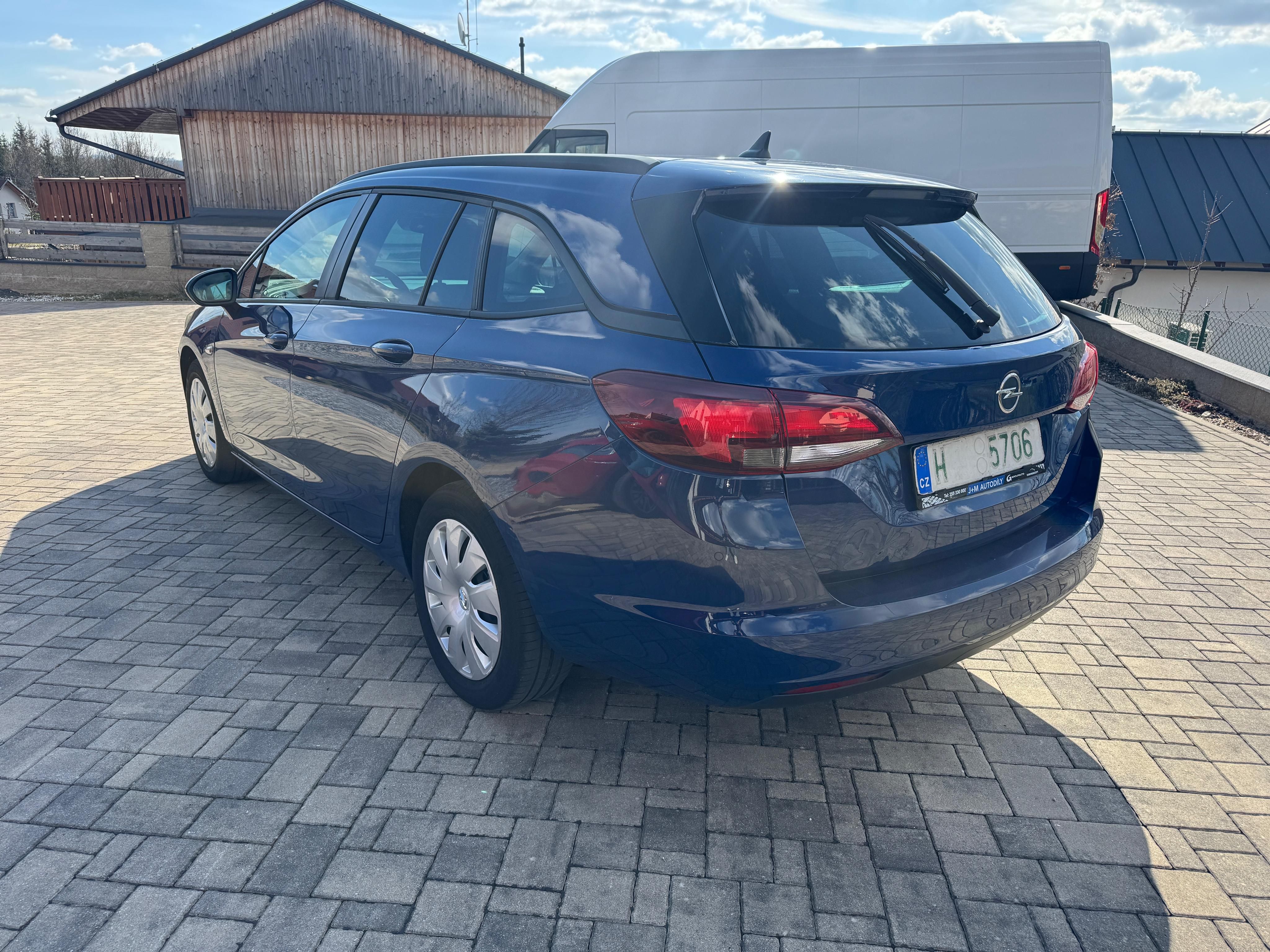 Opel Astra, 1,6 CDTi 81kW - fotka 3