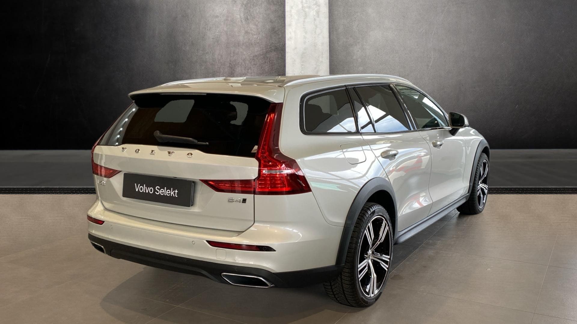 Volvo V60, Cross Country Pro, B4 AWD, 145