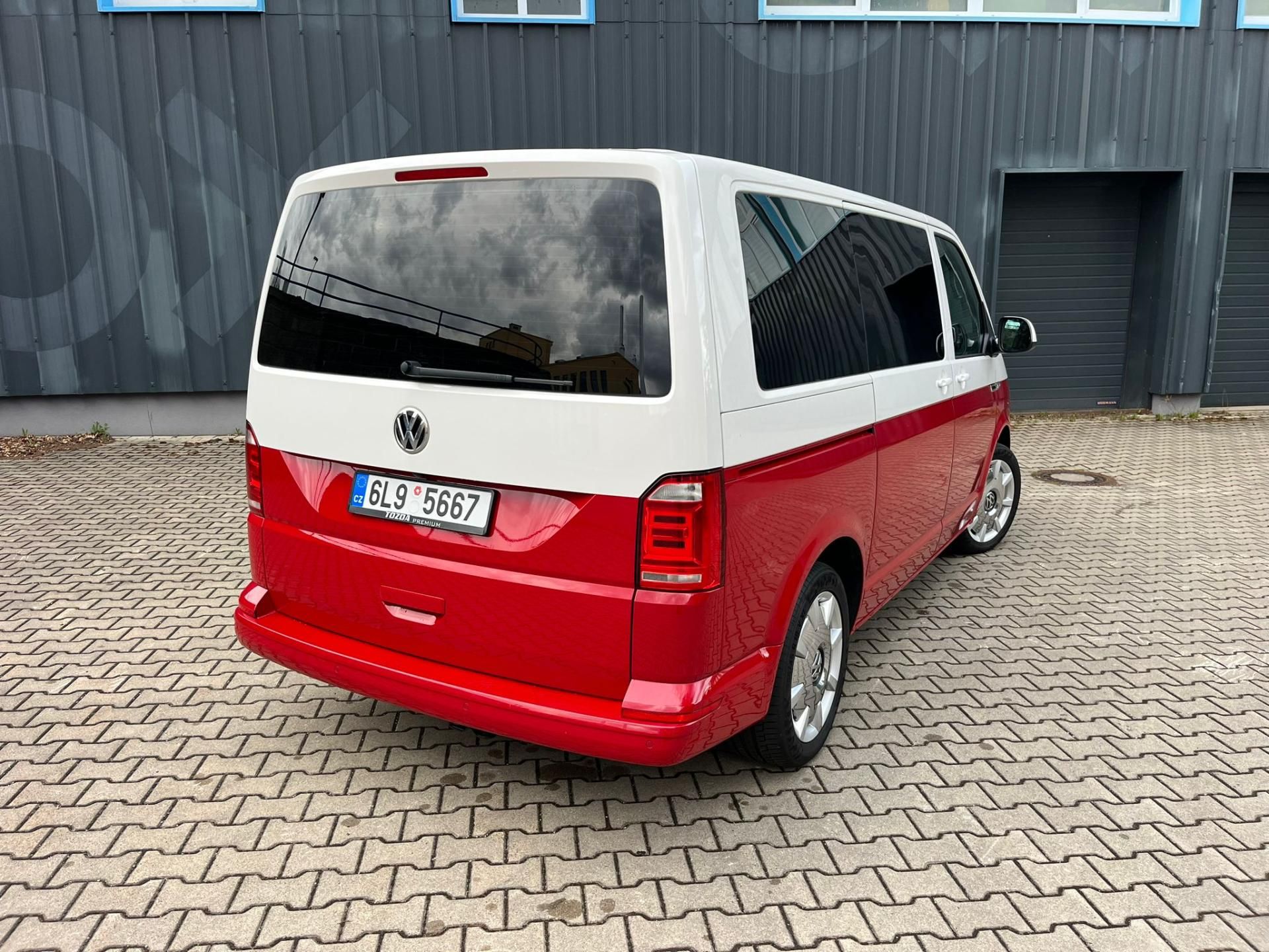 Volkswagen Multivan, BULLI 110kW DSG 1.majitel - fotka 3
