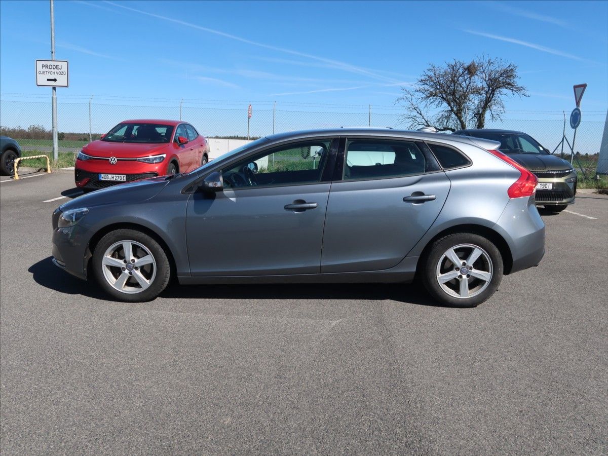 Volvo V40, 1,6 T2 MAN ČR KINETIC - fotka 3
