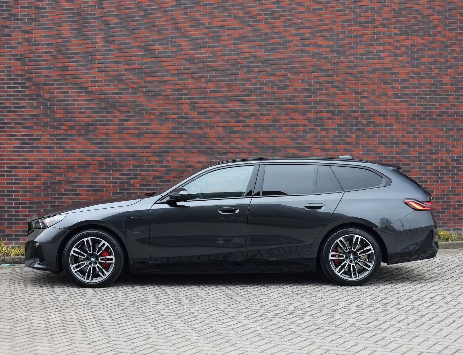 BMW Řada 5, 550e Touring xDrive M Sport - fotka 2