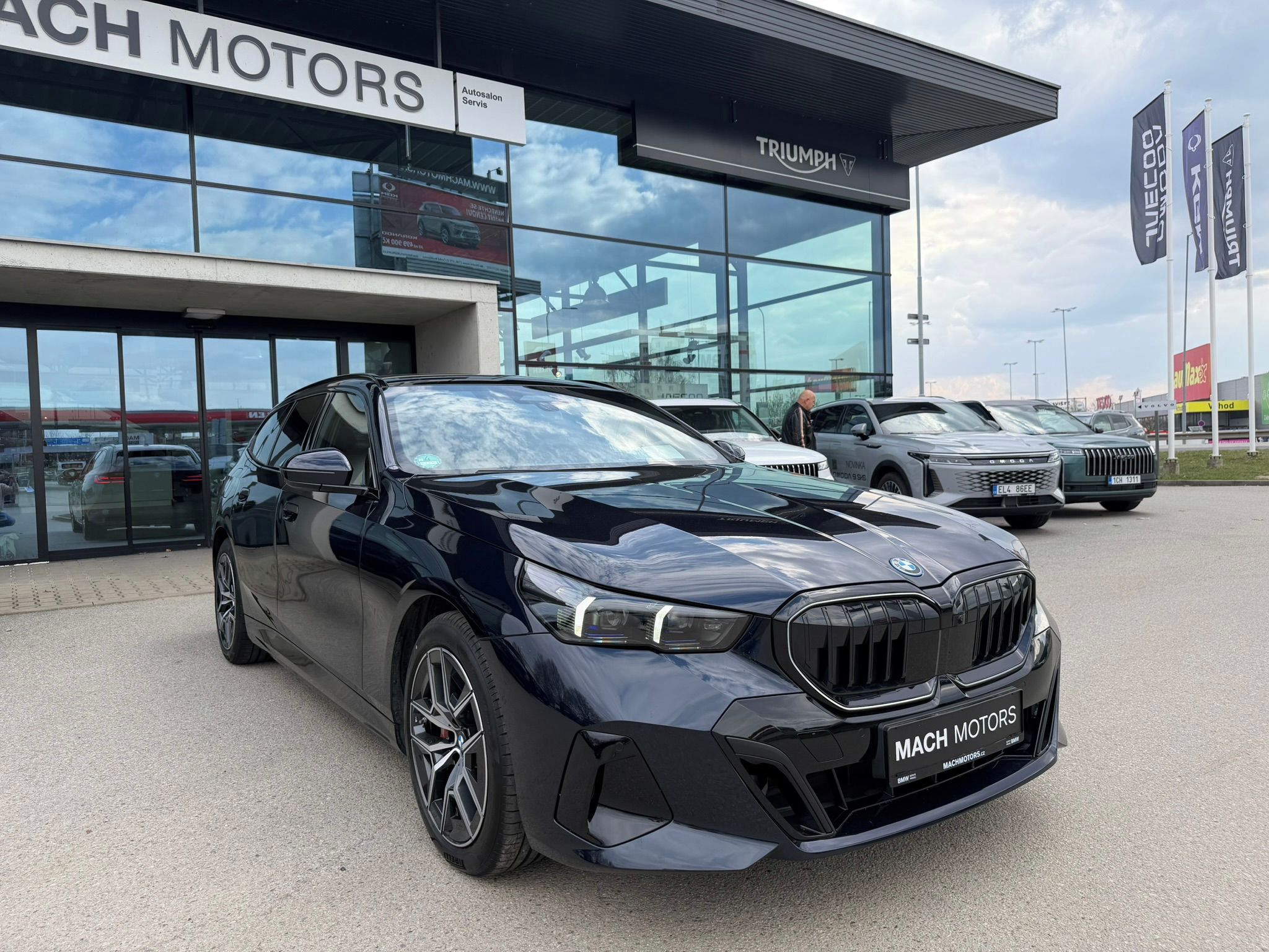 BMW Řada 5, 550e xDrive Touring 08/2025 - fotka 5