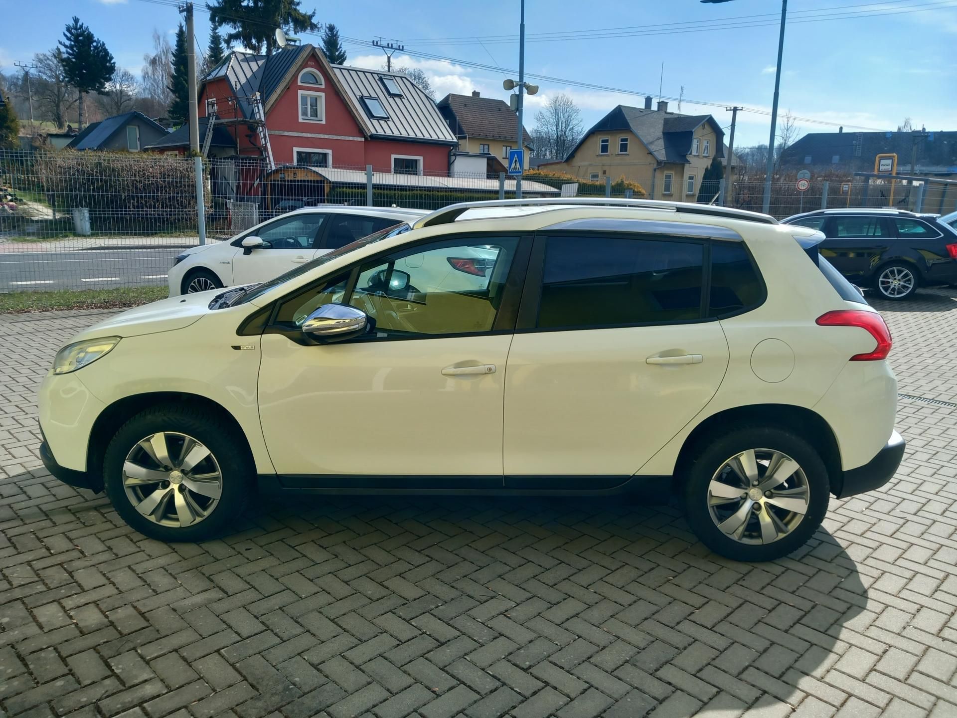 Peugeot 2008, 1,6HDi STYLE NAVI VYHŘ.SED. - fotka 4