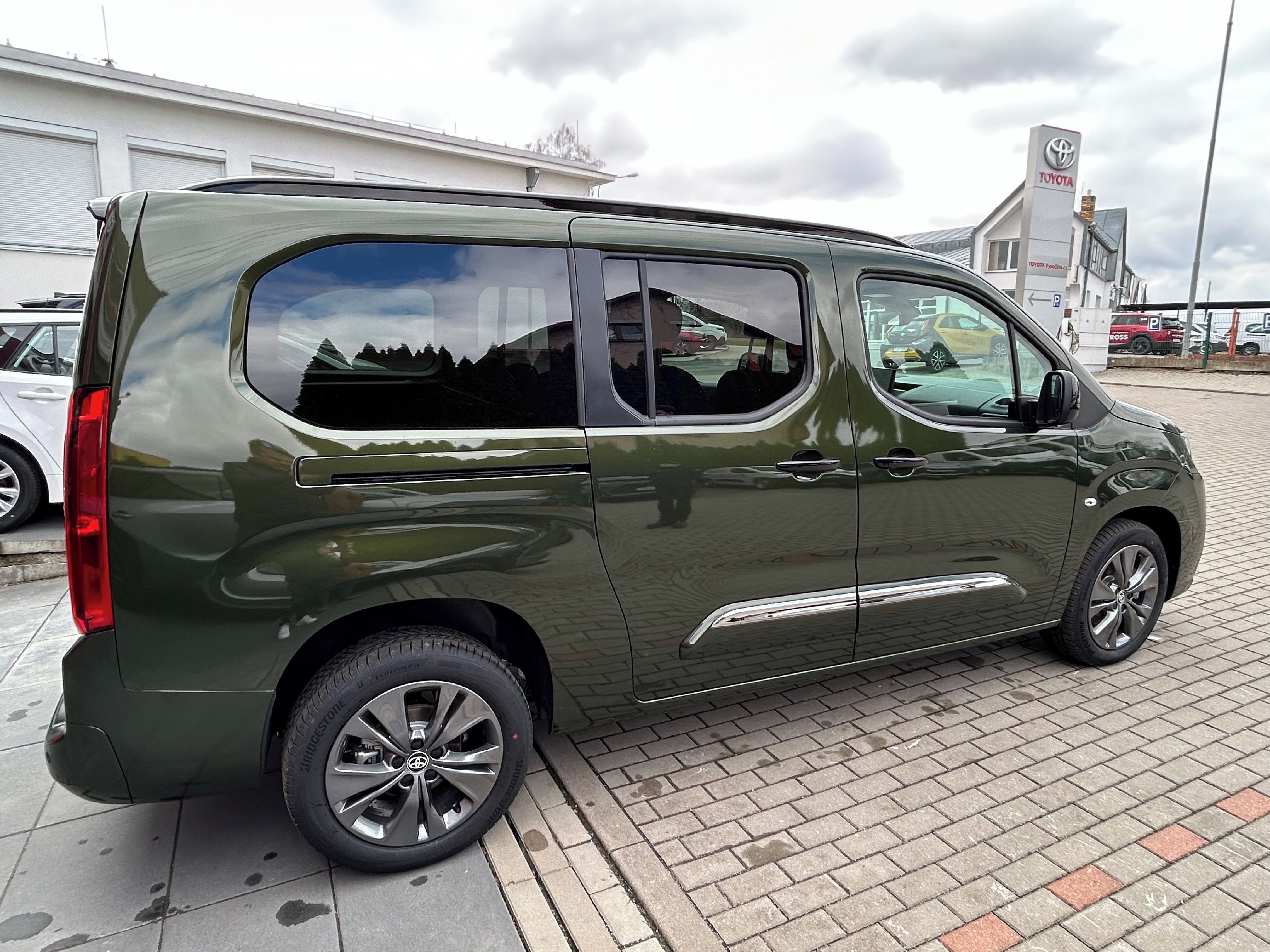 Toyota Proace City Verso, Long 1,5D 130 AT Family 7 míst - fotka 3