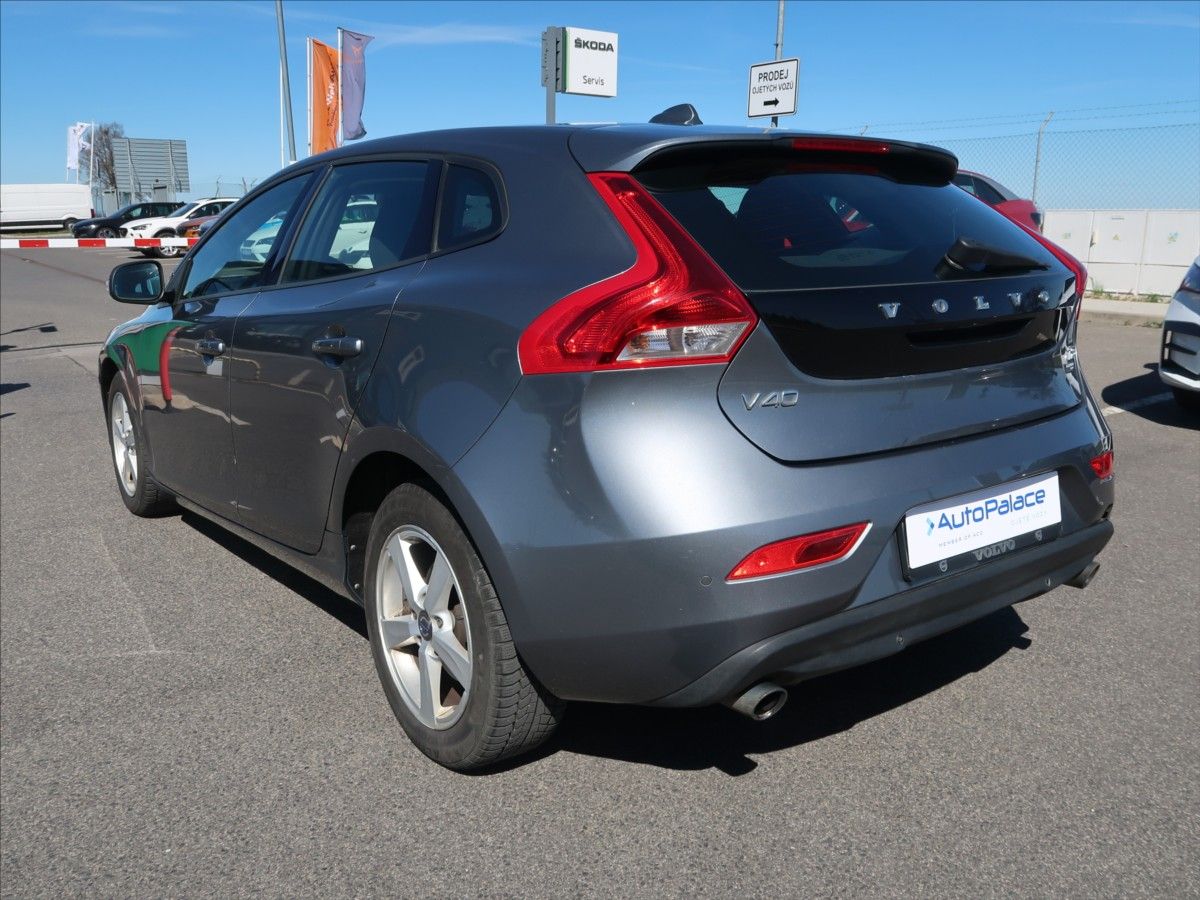 Volvo V40, 1,6 T2 MAN ČR KINETIC - fotka 6