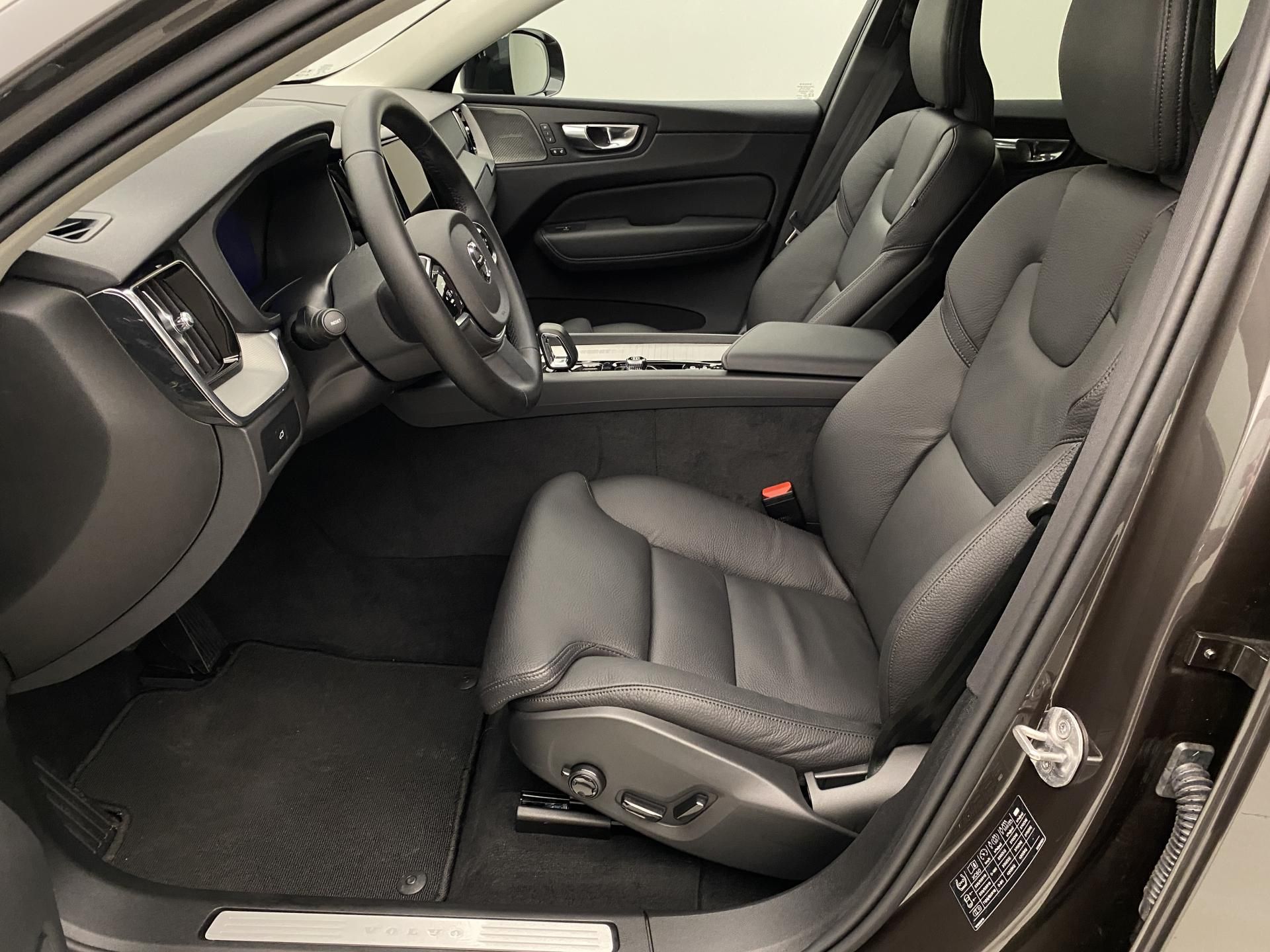 Volvo XC60, B5 AWD DARK PLUS - Image 3