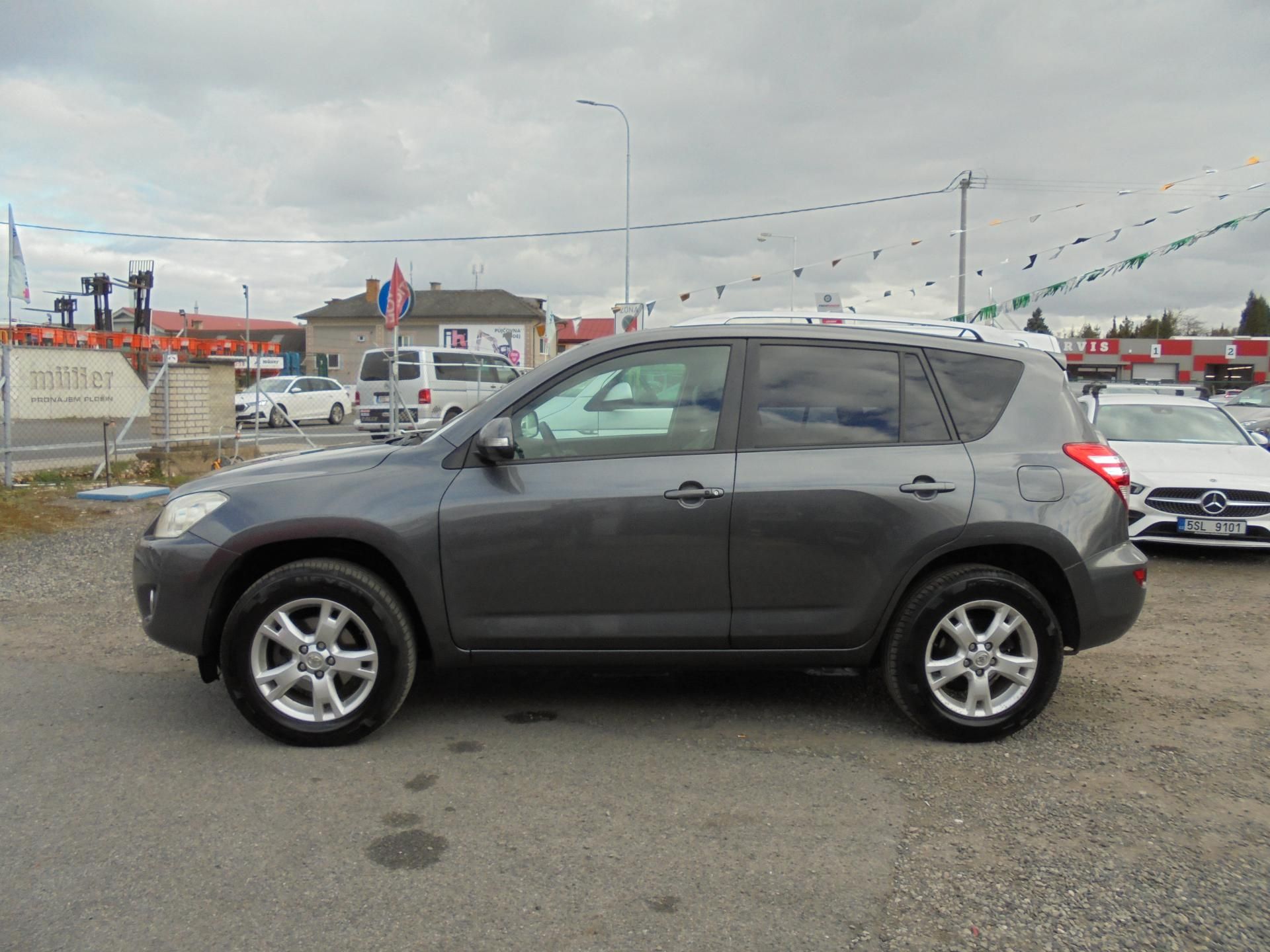 Toyota Rav4, 2.2 D-4D- 4x4- DIGIKLIMA- KŮŽE - fotka 4