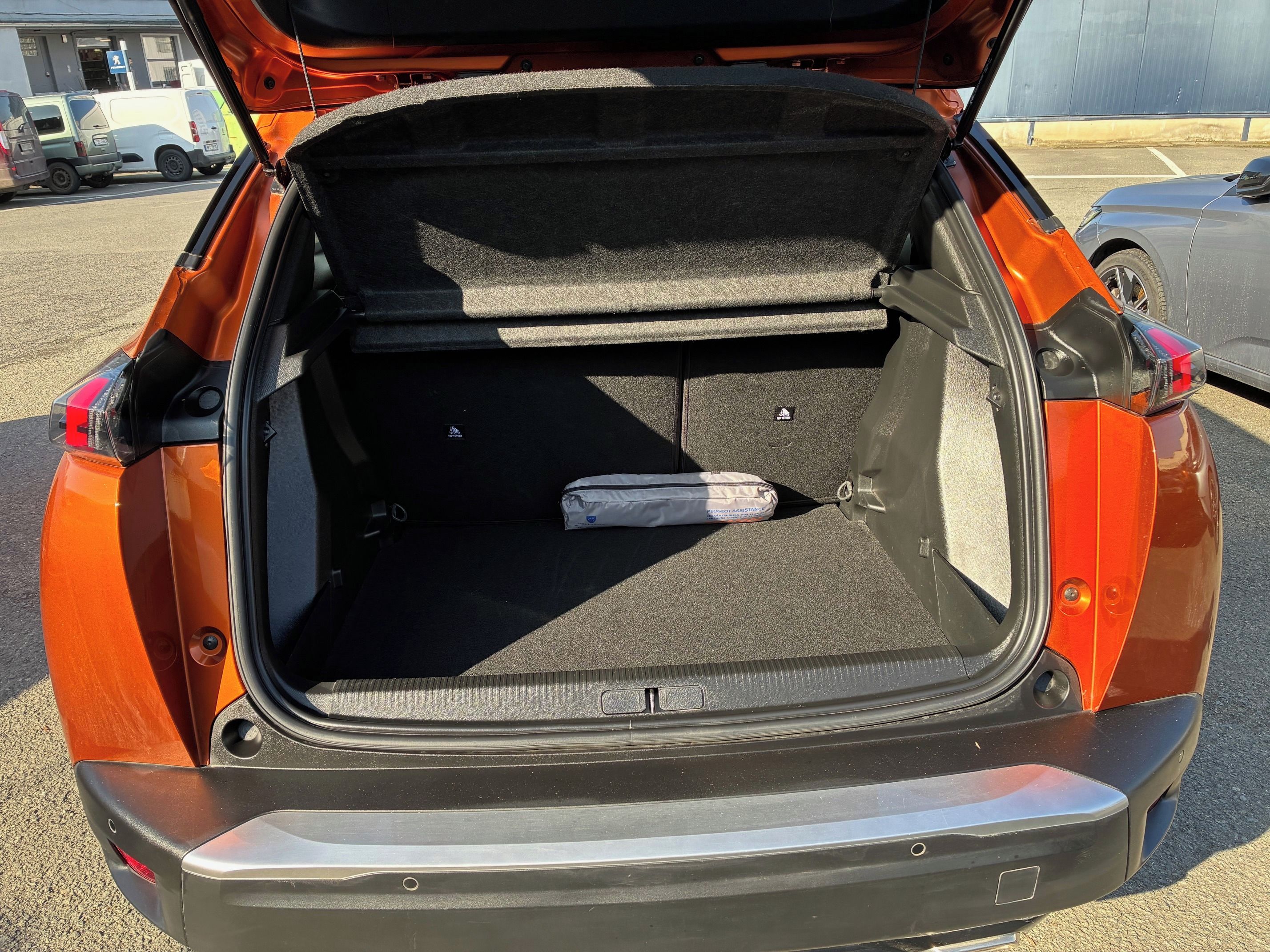 Peugeot 2008, Allure 1,2 Pure Tech 130k EAT - fotka 4