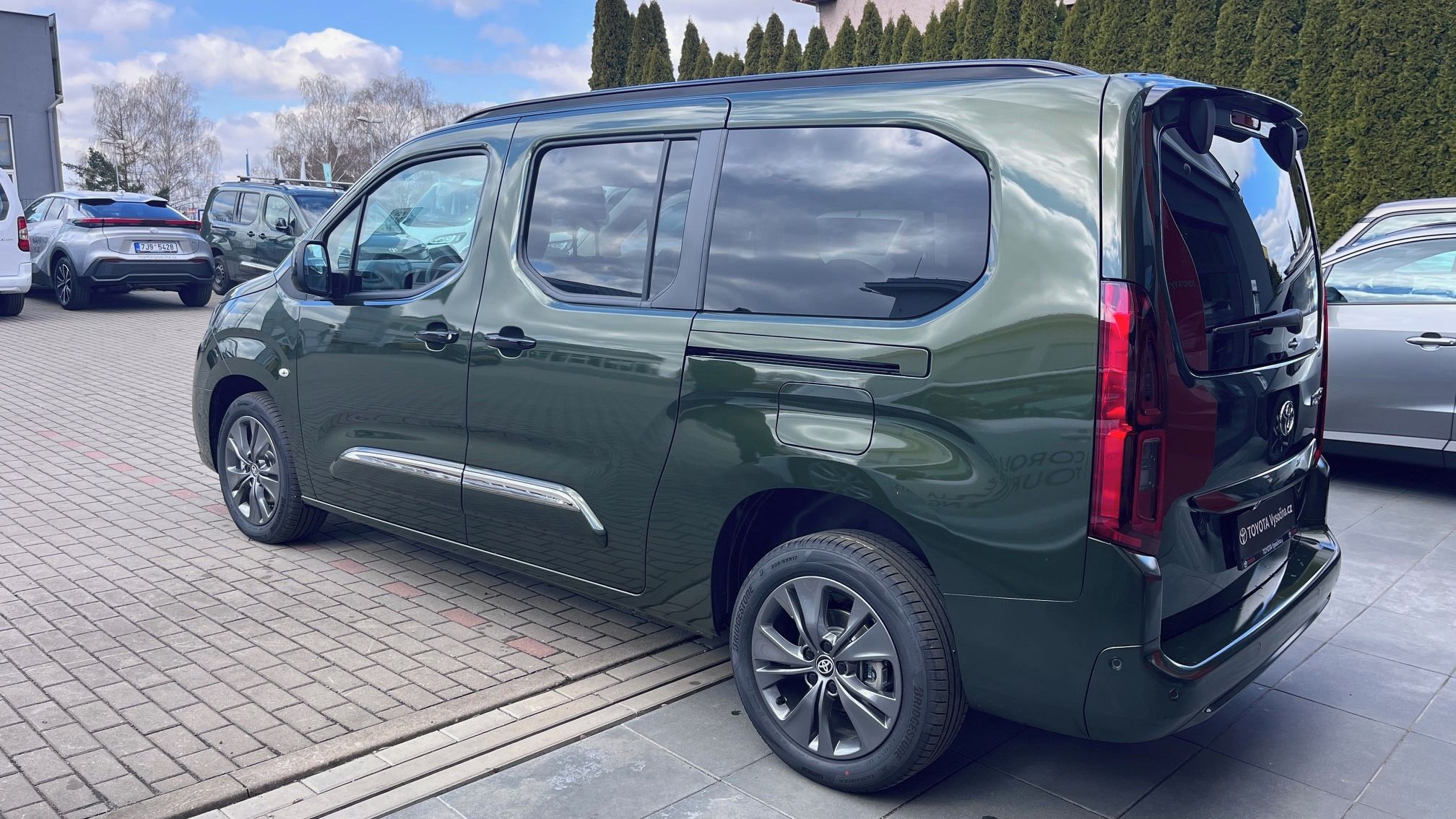 Toyota Proace City Verso, 1,5D 130PS 8AT Long VIP 7míst - fotka 2