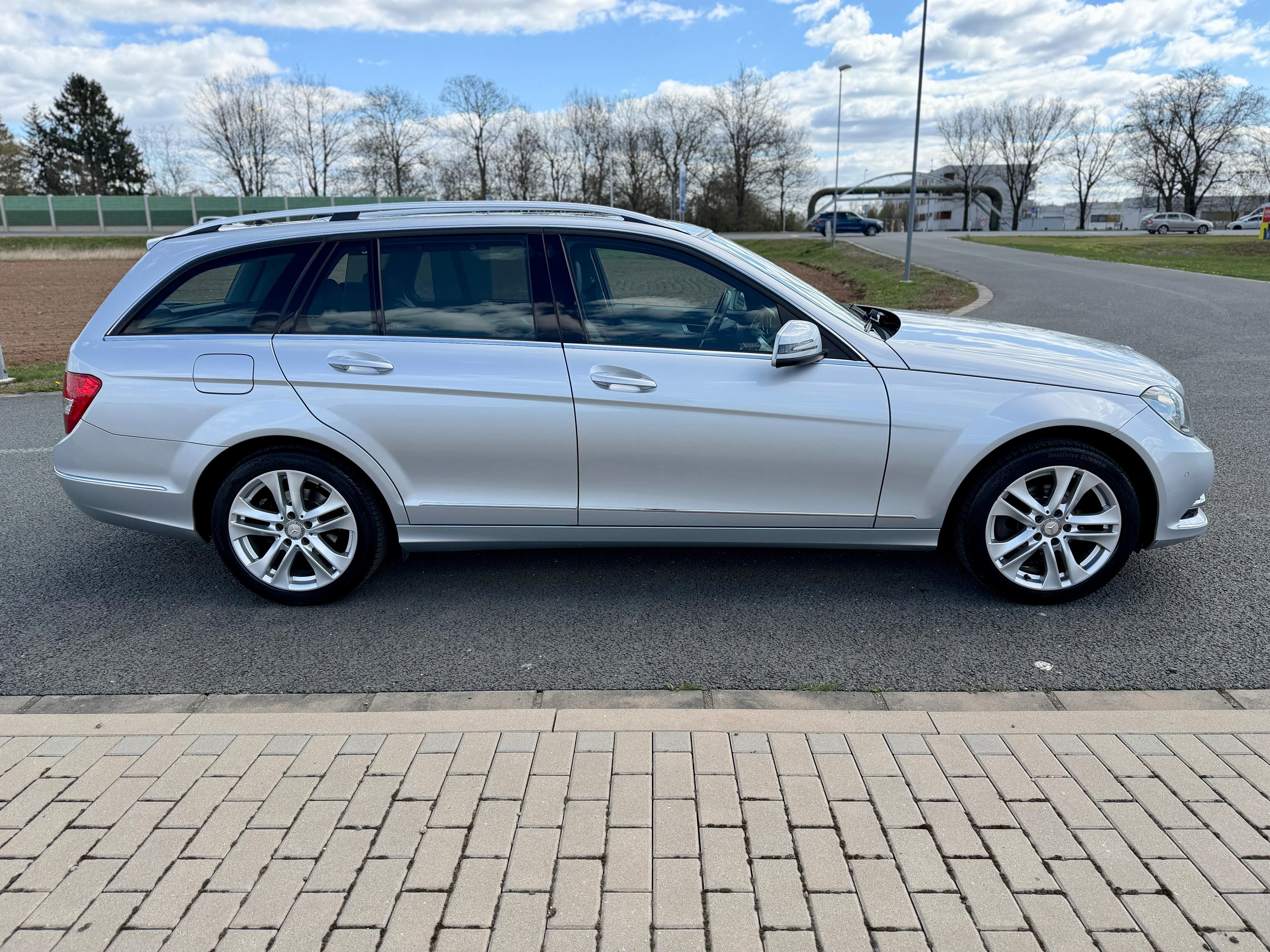 Mercedes-Benz Třídy C, 180 CGI 7G NAVIGACE SERVISKA - fotka 6