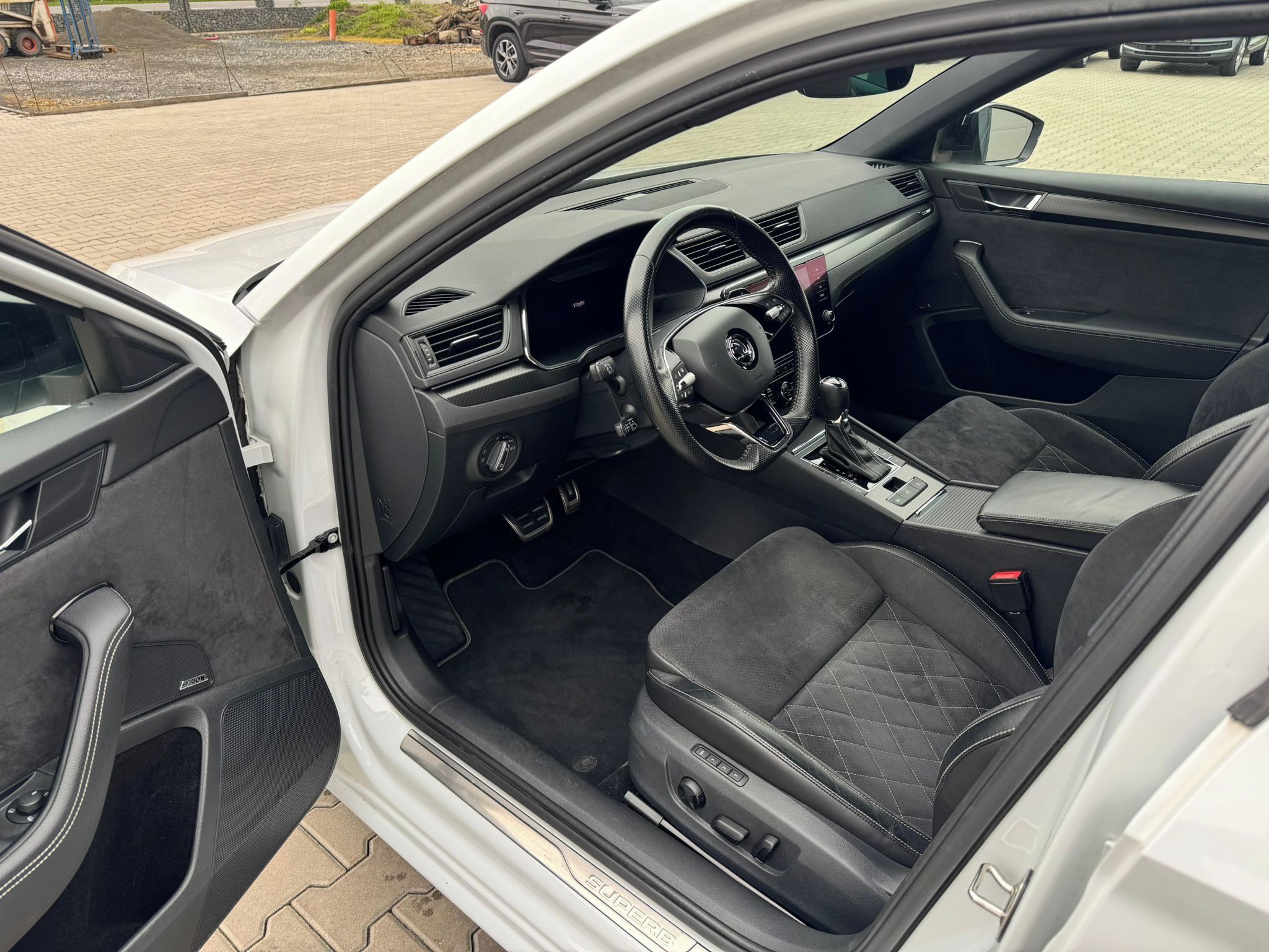 Škoda Superb, sportline, dsg, 4x4, tažné - fotka 6