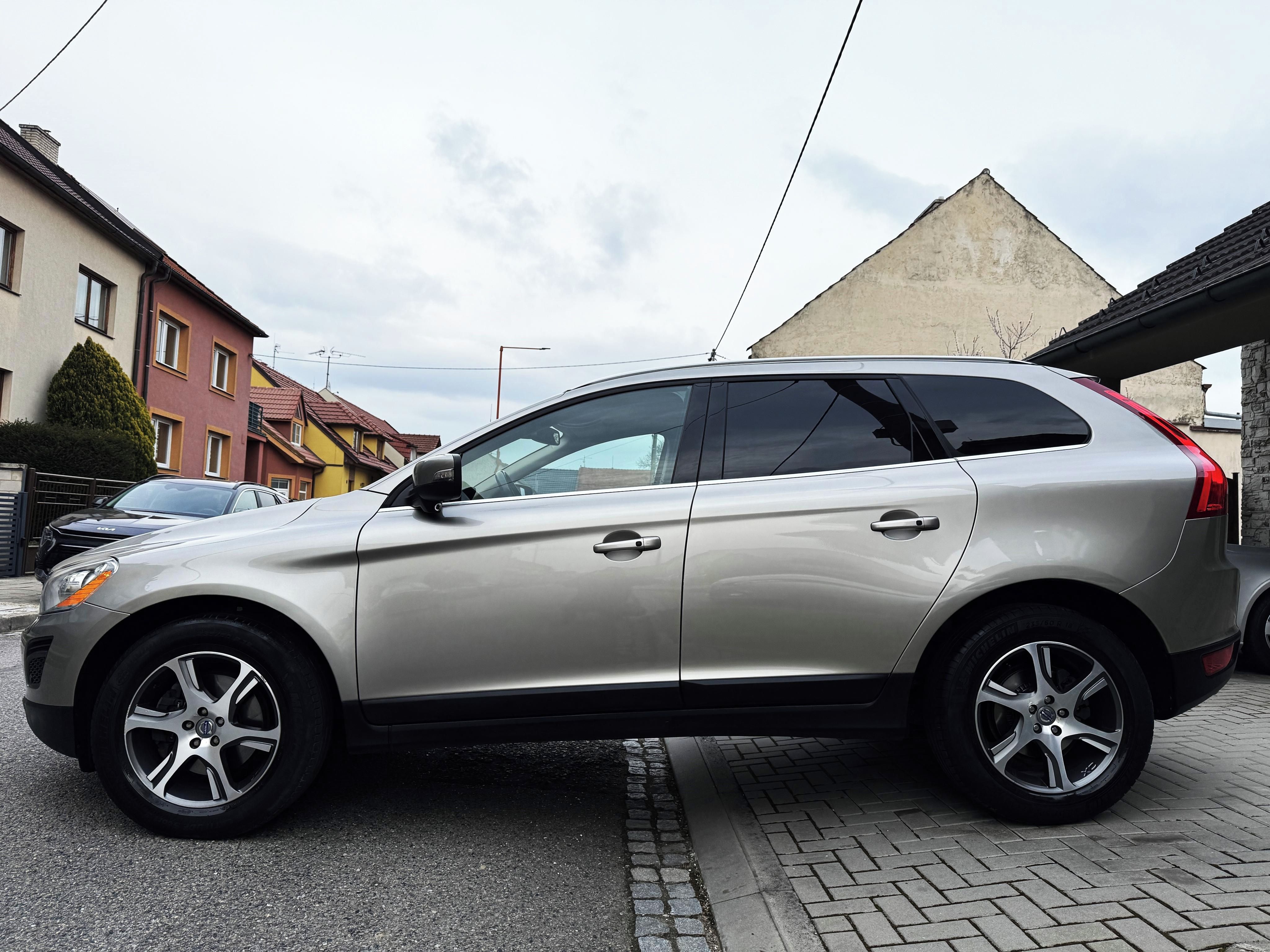 Volvo XC60, VOLVO XC60 2.4D5 4x4,NAVI,KŮŽE - fotka 4