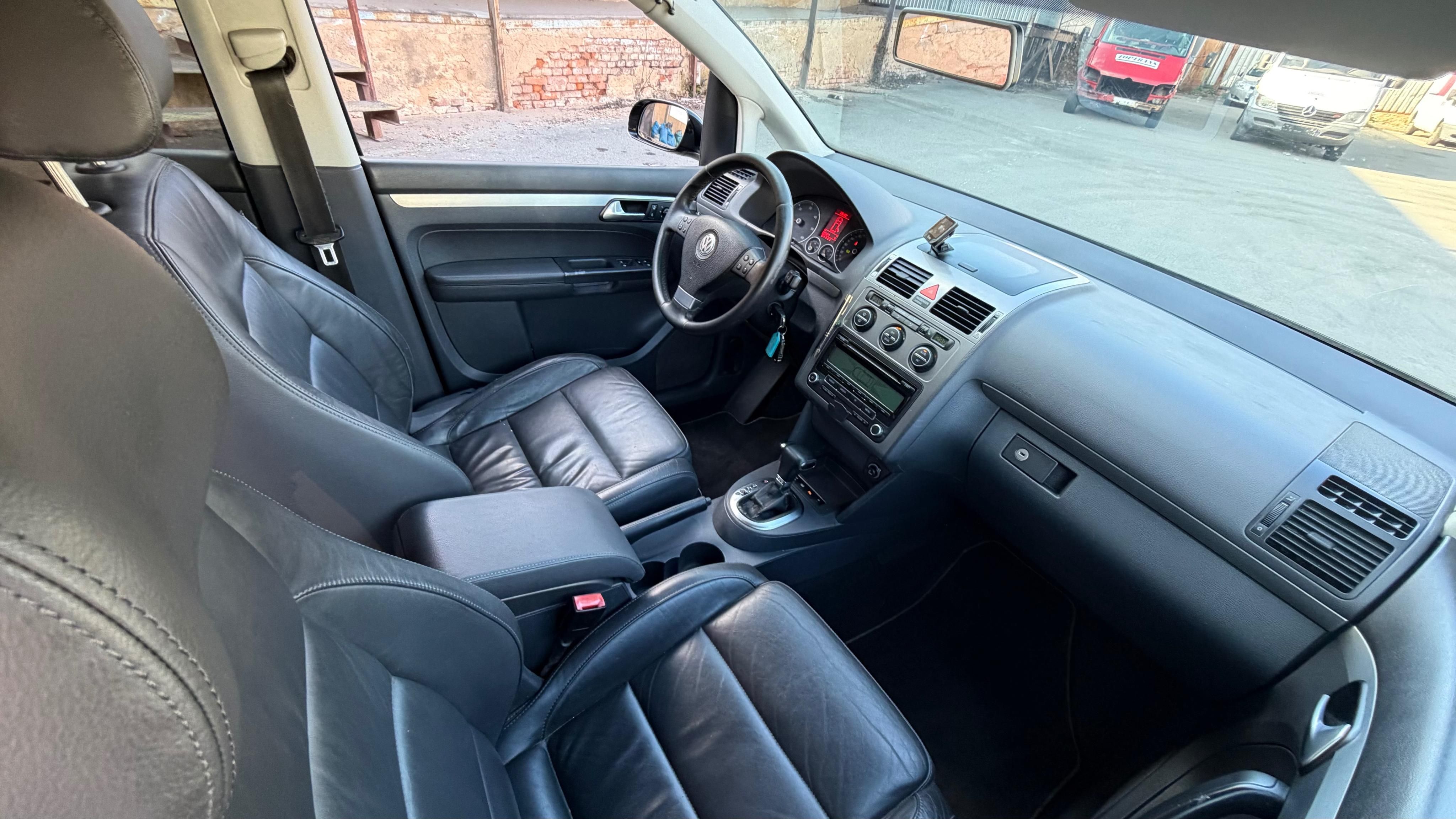 Volkswagen Touran, Higline DSG 2.0TDI 7mist kůže - fotka 6